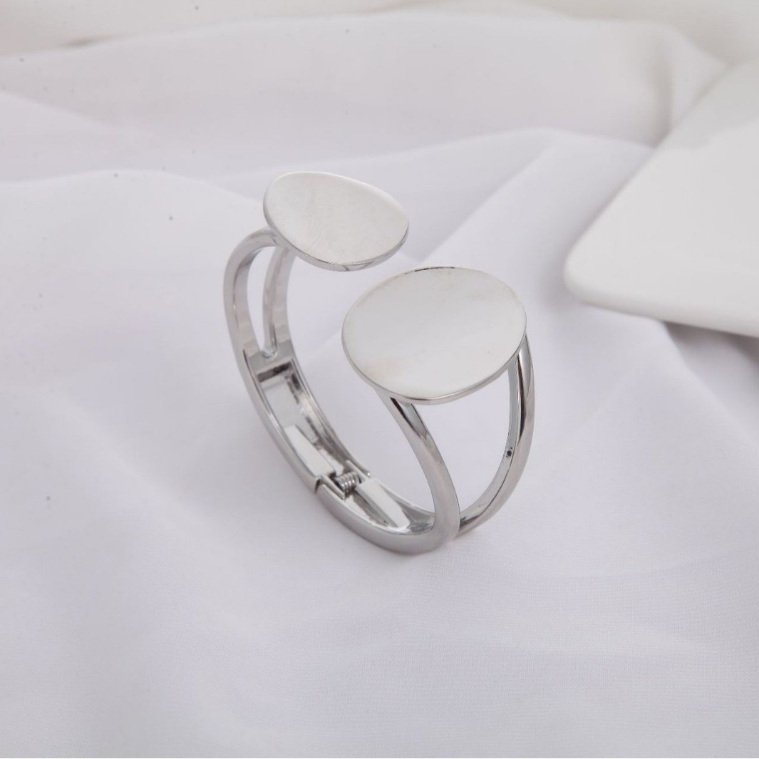 New best-selling bracelets in European and American style with super value discounts are now available. Genuine products guaranteed to be fashionable and trendy Application Scenario