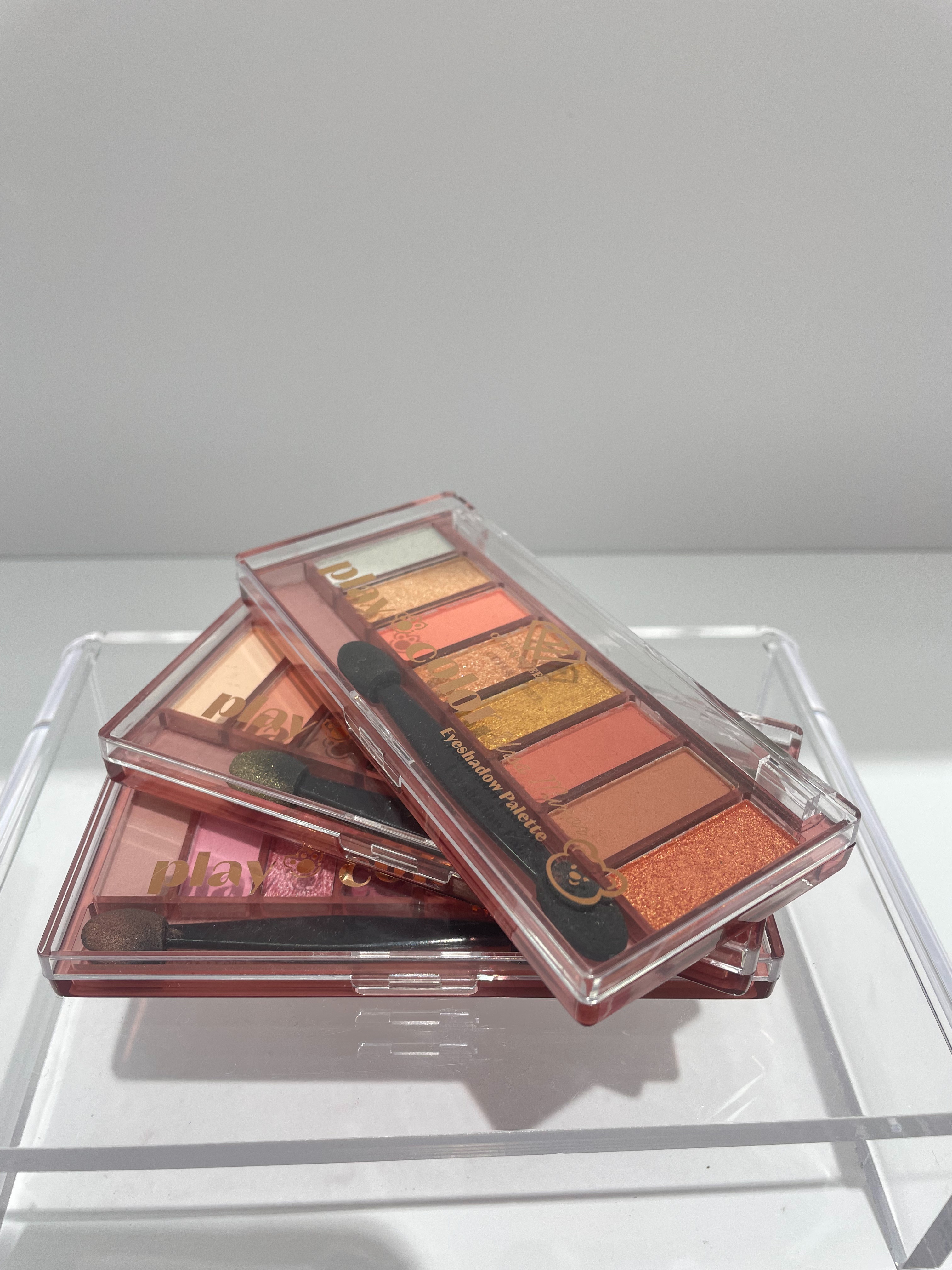 The HSM factory store's delicate texture eyeshadow blends seamlessly with just one touch. The smooth and unobstructed soft mist color highlights the focal point of the cosmetics and makeup Application Scenario