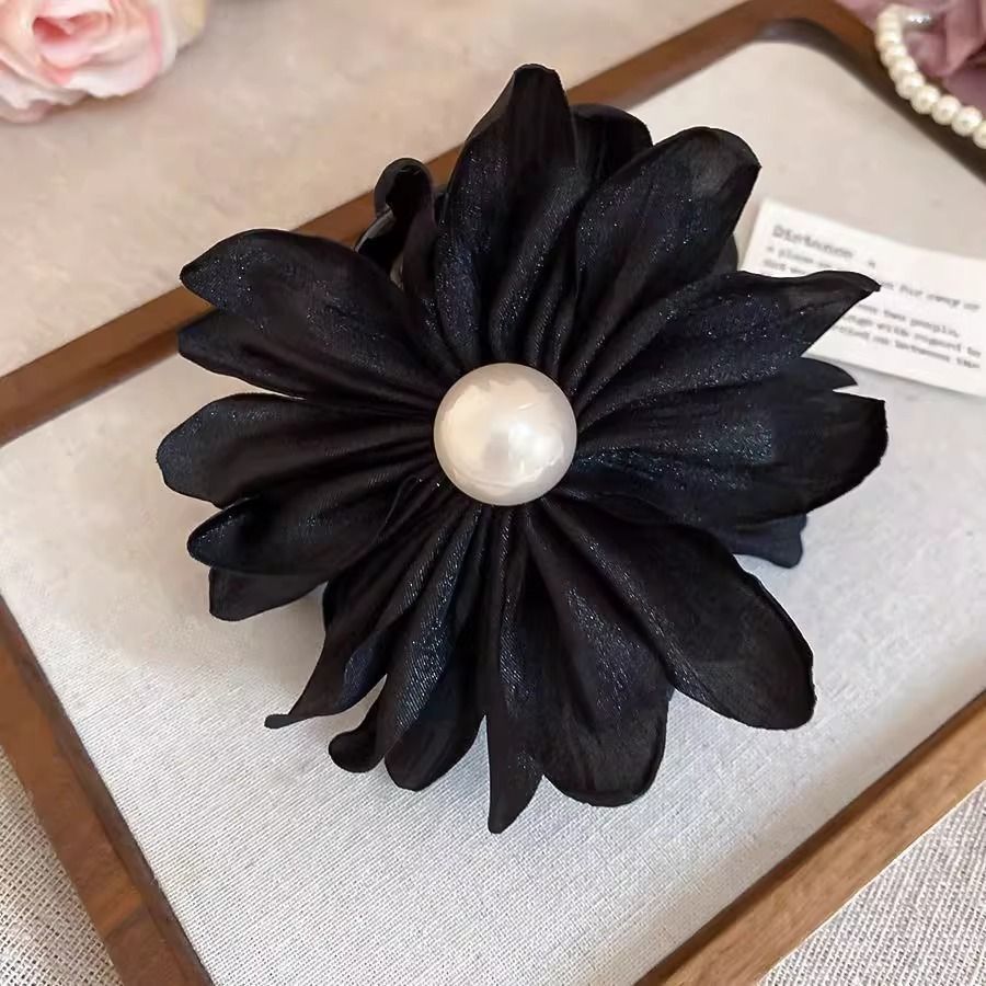 The new fabric flower pearl hair clip is fresh, gentle and sweet in summer. The shark clip is an ins high-end and elegant hair accessory detail image 2