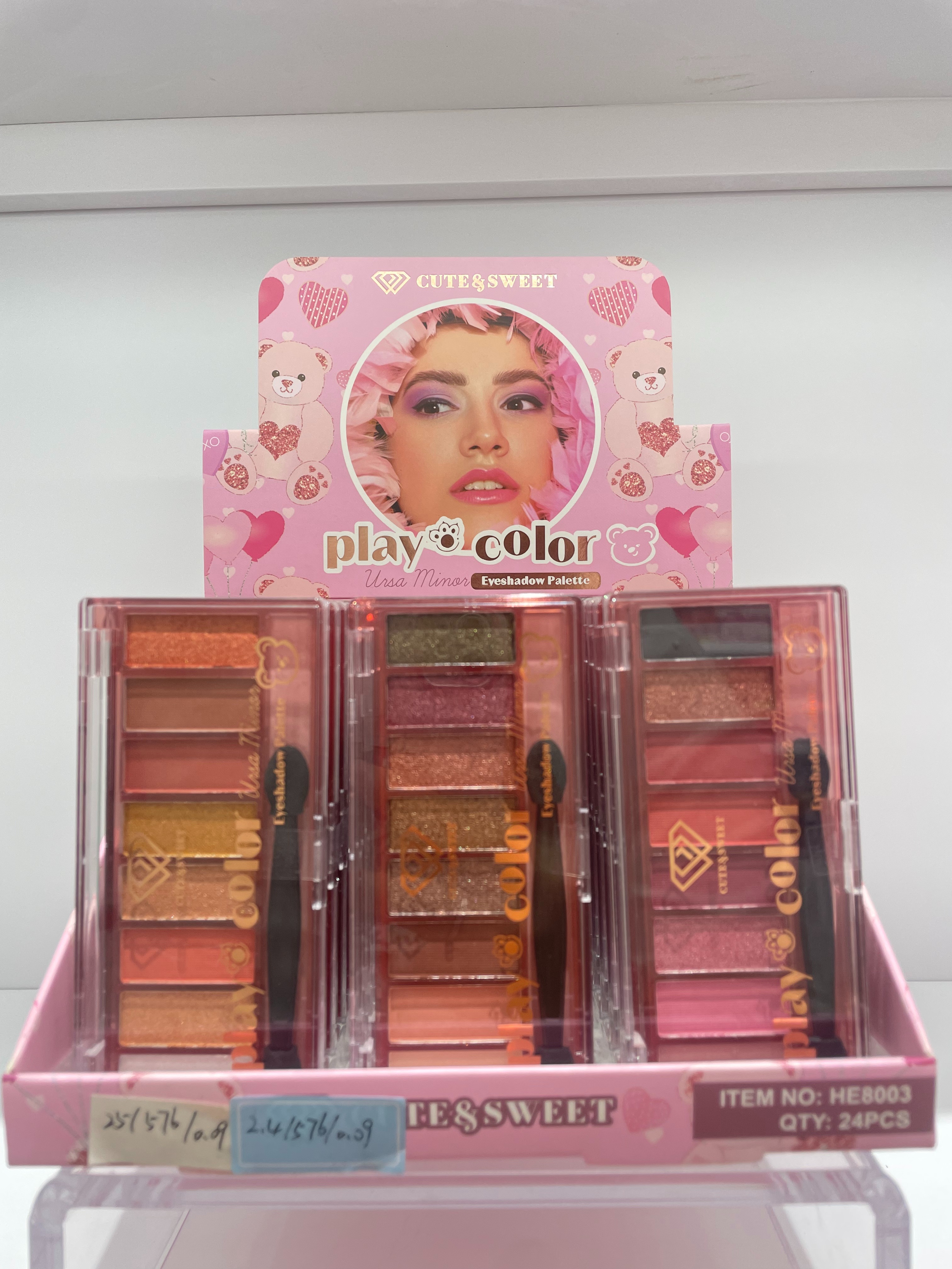 The HSM factory store's delicate texture eyeshadow blends seamlessly with just one touch. The smooth and unobstructed soft mist color highlights the focal point of the cosmetics and makeup Item Picture