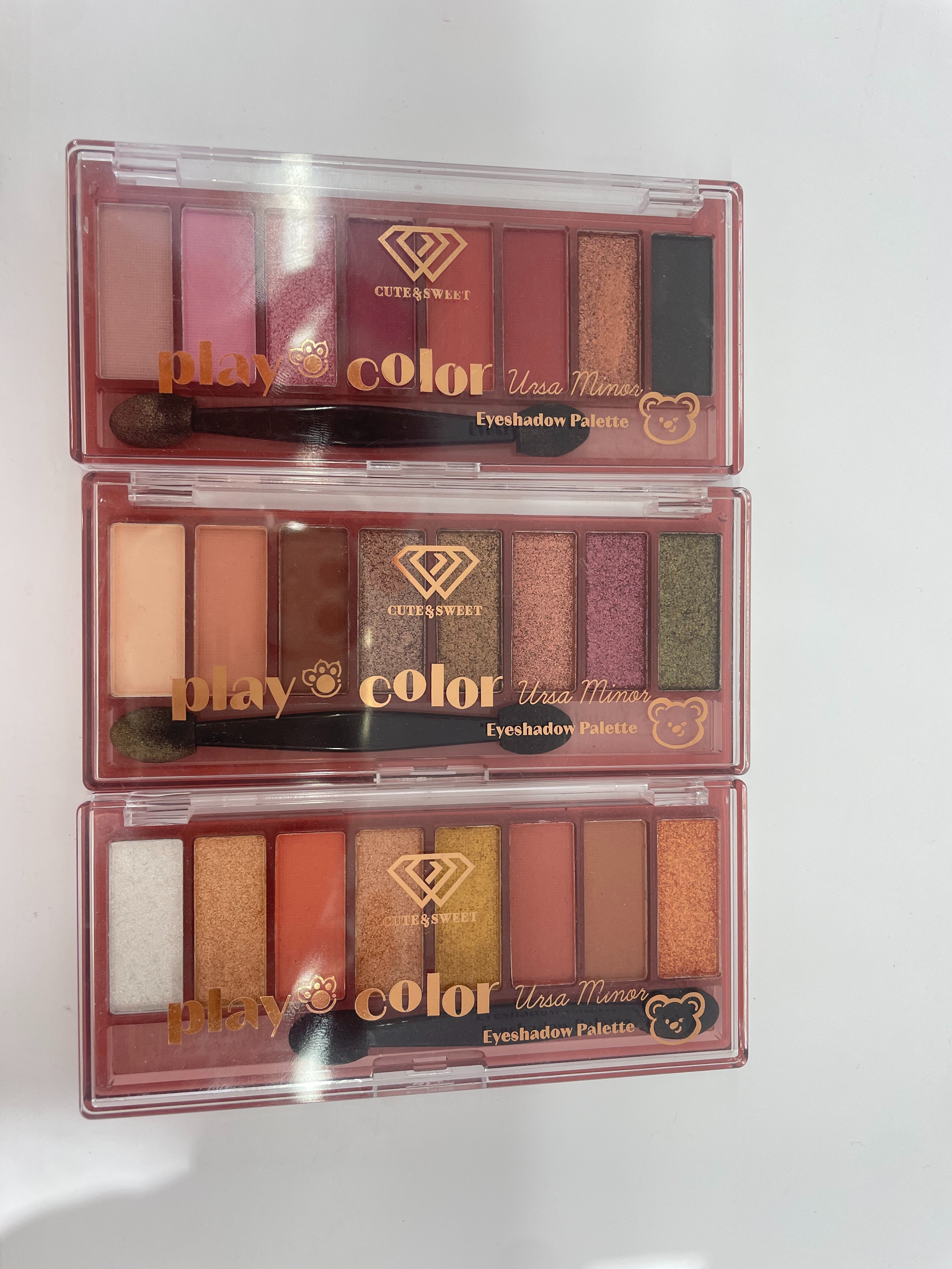 The HSM factory store's delicate texture eyeshadow blends seamlessly with just one touch. The smooth and unobstructed soft mist color highlights the focal point of the cosmetics and makeup details Picture
