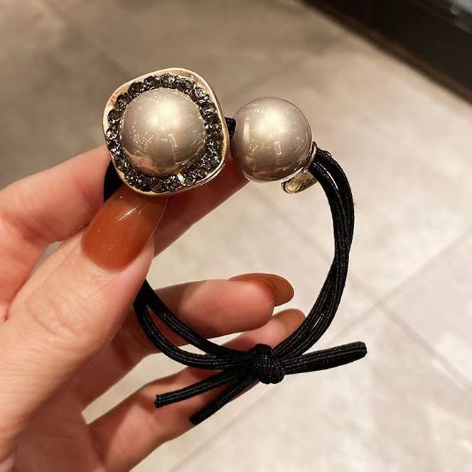The new minimalist ins water diamond hair tie from Dongdaemun Pearl in South Korea is the same as the high-end bun hair tie that has become a hit. It is exquisite details Picture