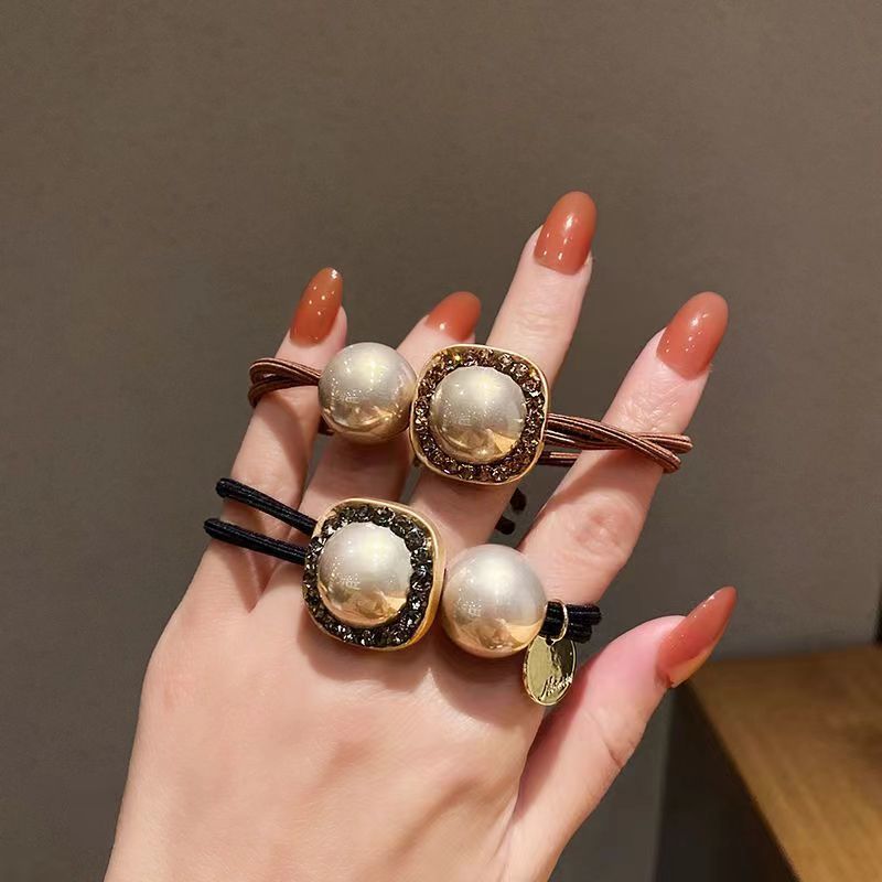 The new minimalist ins water diamond hair tie from Dongdaemun Pearl in South Korea is the same as the high-end bun hair tie that has become a hit. It is exquisite detail image 2