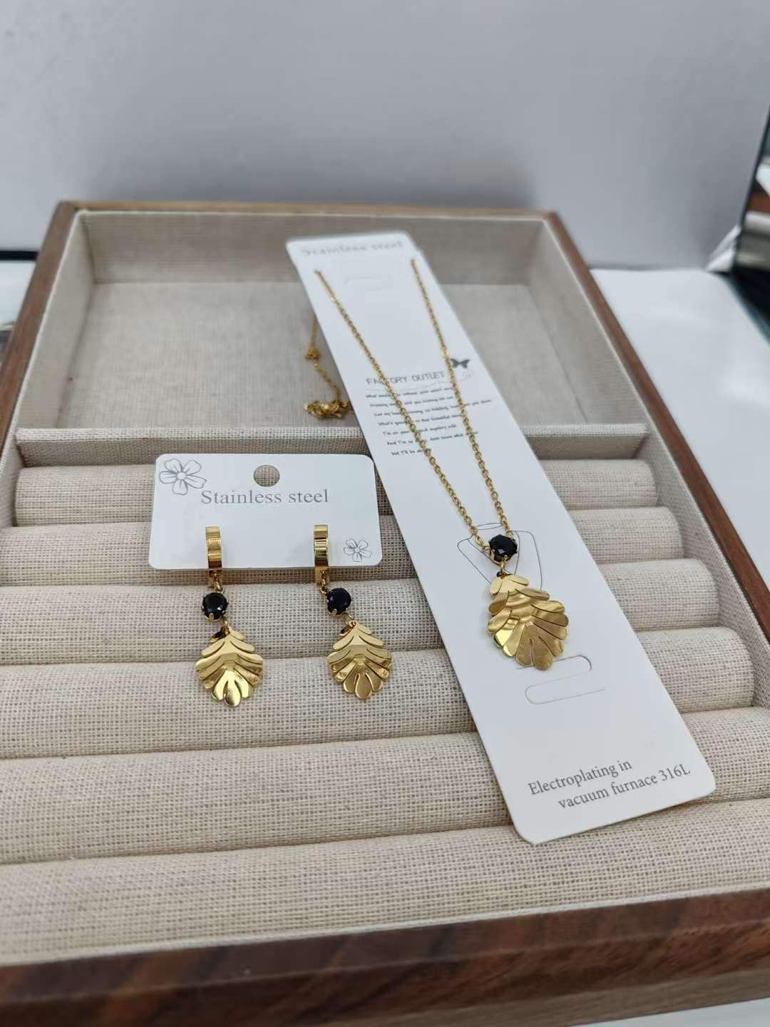 时尚百搭耳饰 个性设计潮流饰品 女士精致耳环白底实物图