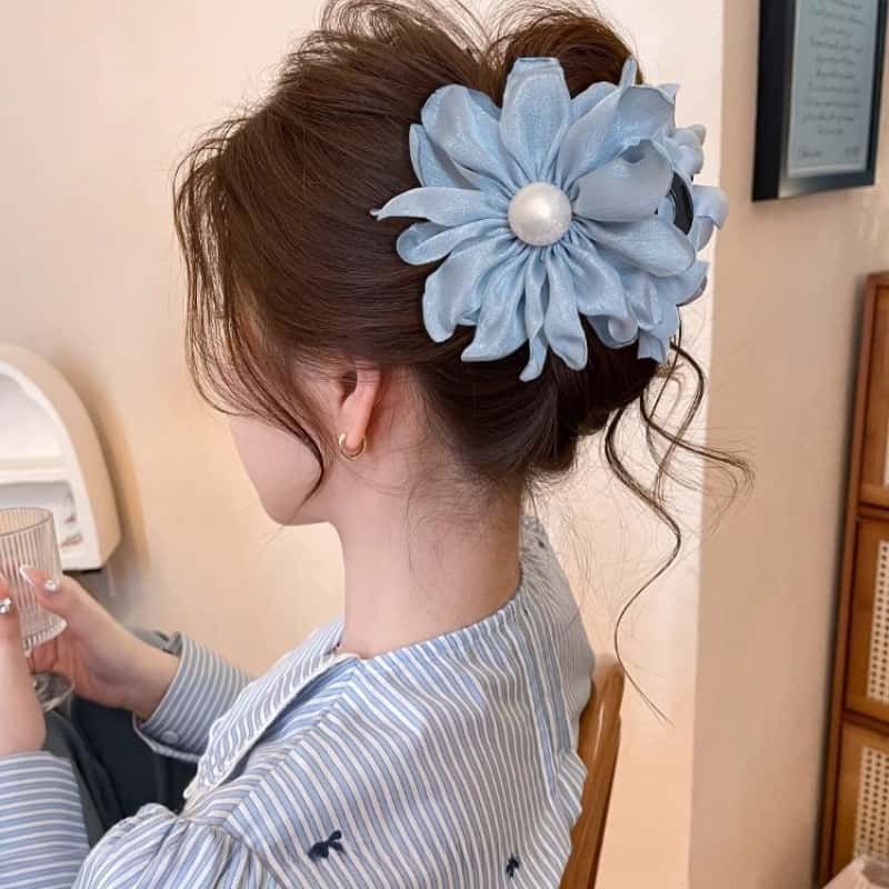 The new fabric flower pearl hair clip is fresh, gentle and sweet in summer. The shark clip is an ins high-end and elegant hair accessory Specification image