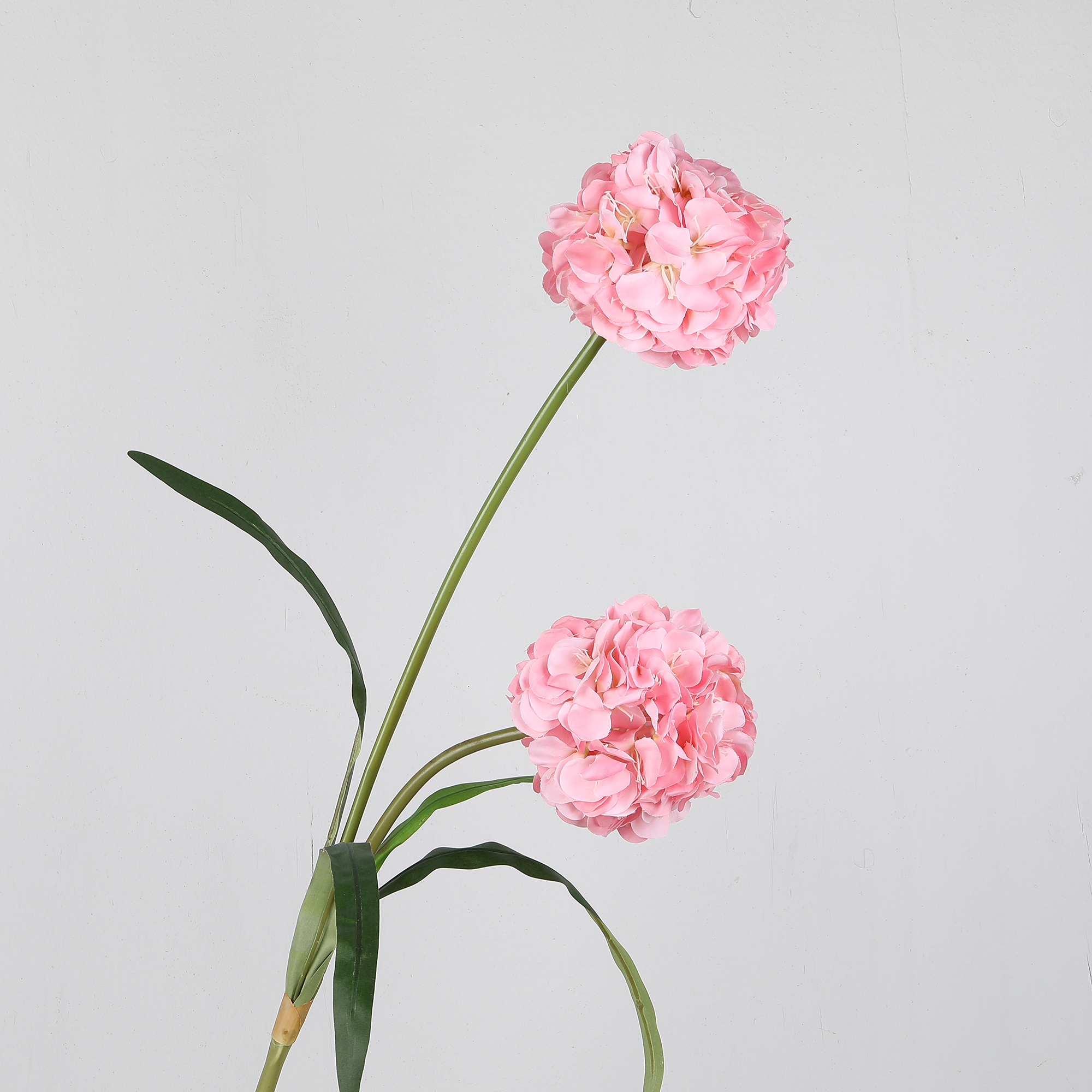 Simulated 2-head snowball flowers, simulated hydrangeas, scallion balls, artificial flowers, silk flowers, home and wedding decoration, artificial flowers wholesale, green plants, simulated flowers Application Scenario