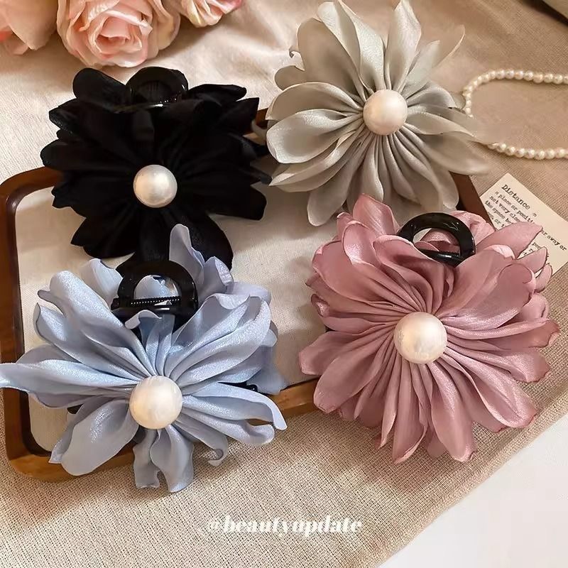 The new fabric flower pearl hair clip is fresh, gentle and sweet in summer. The shark clip is an ins high-end and elegant hair accessory details Picture