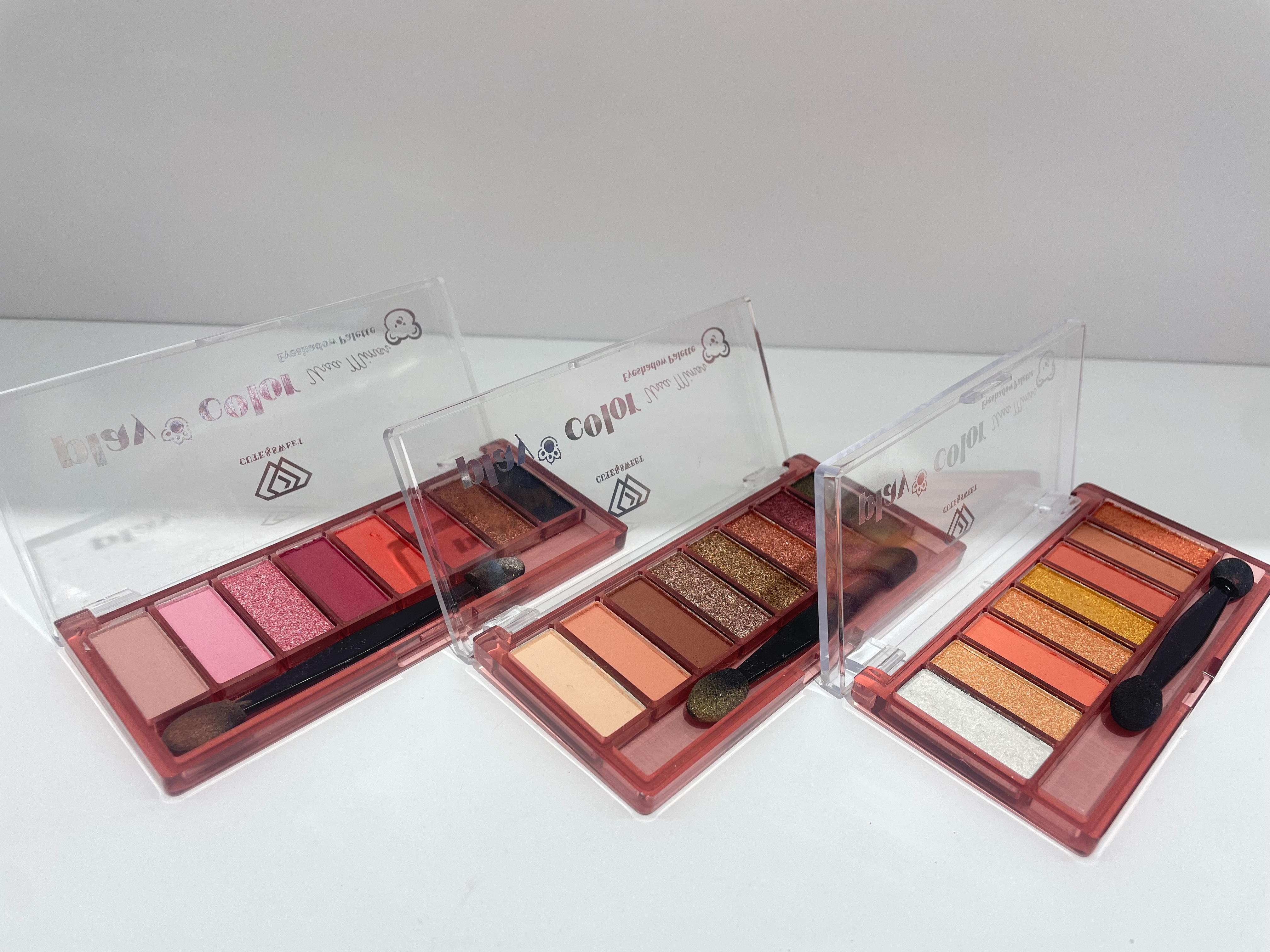 The HSM factory store's delicate texture eyeshadow blends seamlessly with just one touch. The smooth and unobstructed soft mist color highlights the focal point of the cosmetics and makeup