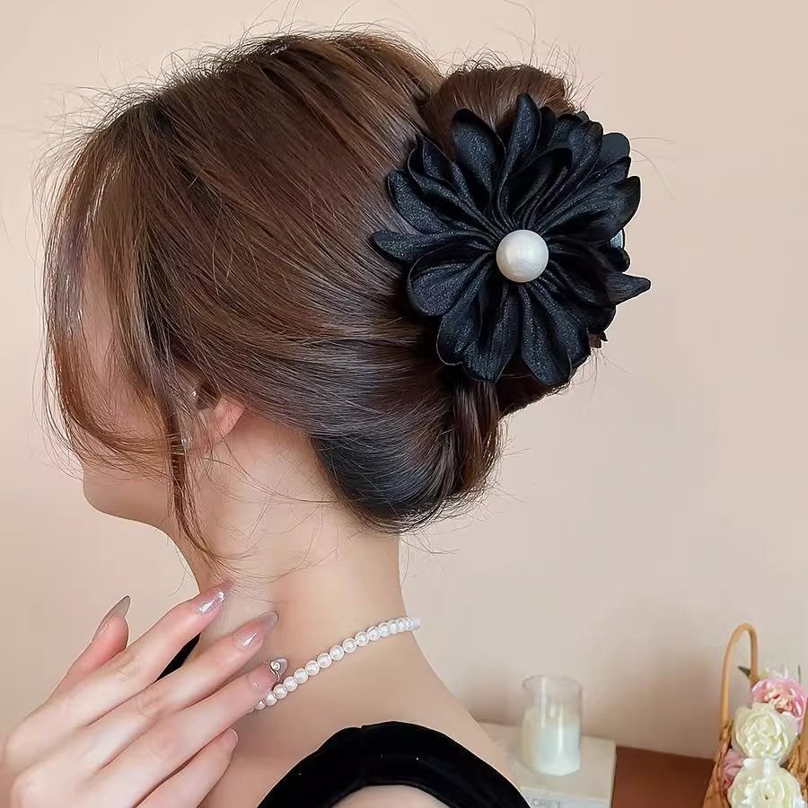 The new fabric flower pearl hair clip is fresh, gentle and sweet in summer. The shark clip is an ins high-end and elegant hair accessory Item Picture