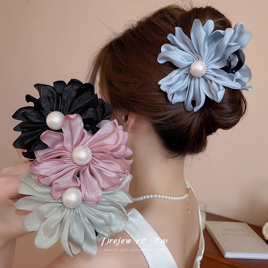 The new fabric flower pearl hair clip is fresh, gentle and sweet in summer. The shark clip is an ins high-end and elegant hair accessory