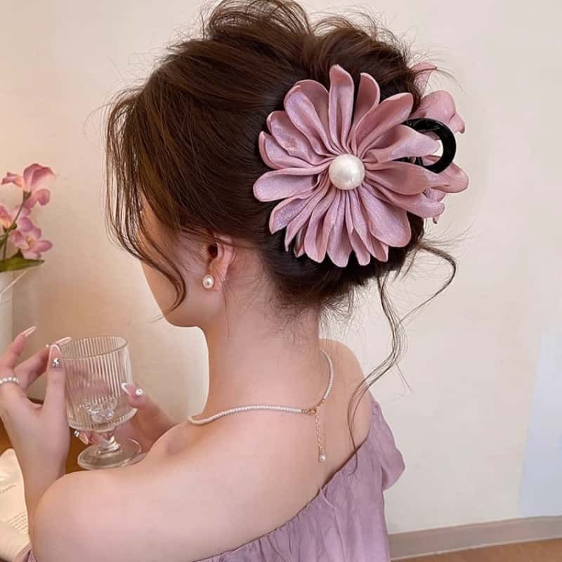 The new fabric flower pearl hair clip is fresh, gentle and sweet in summer. The shark clip is an ins high-end and elegant hair accessory Application Scenario