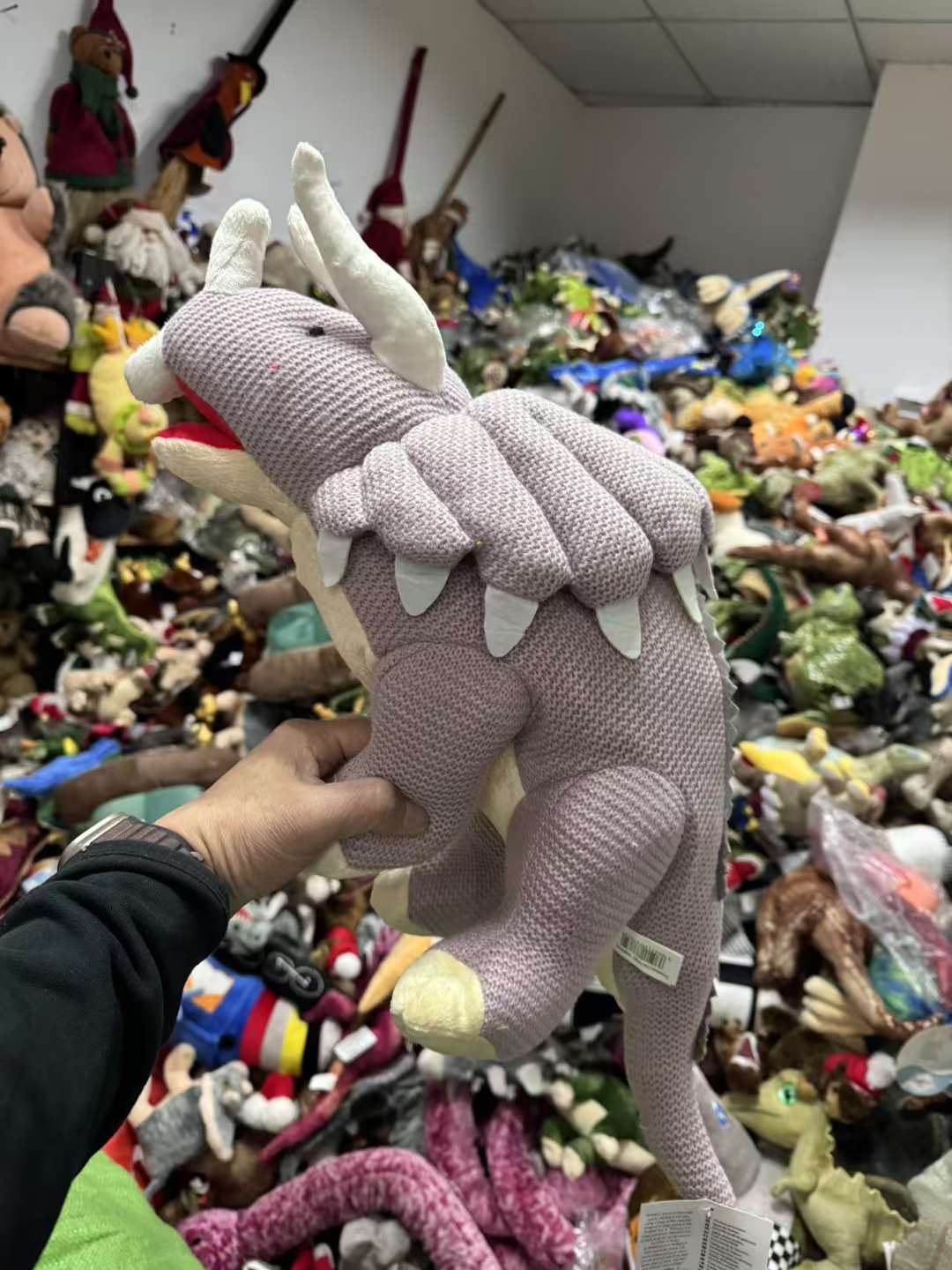 恐龙毛绒玩具抱枕拉布布娃娃毛绒玩具白底实物图