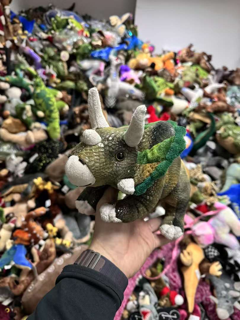 恐龙毛绒玩具抱枕拉布布娃娃毛绒玩具产品图