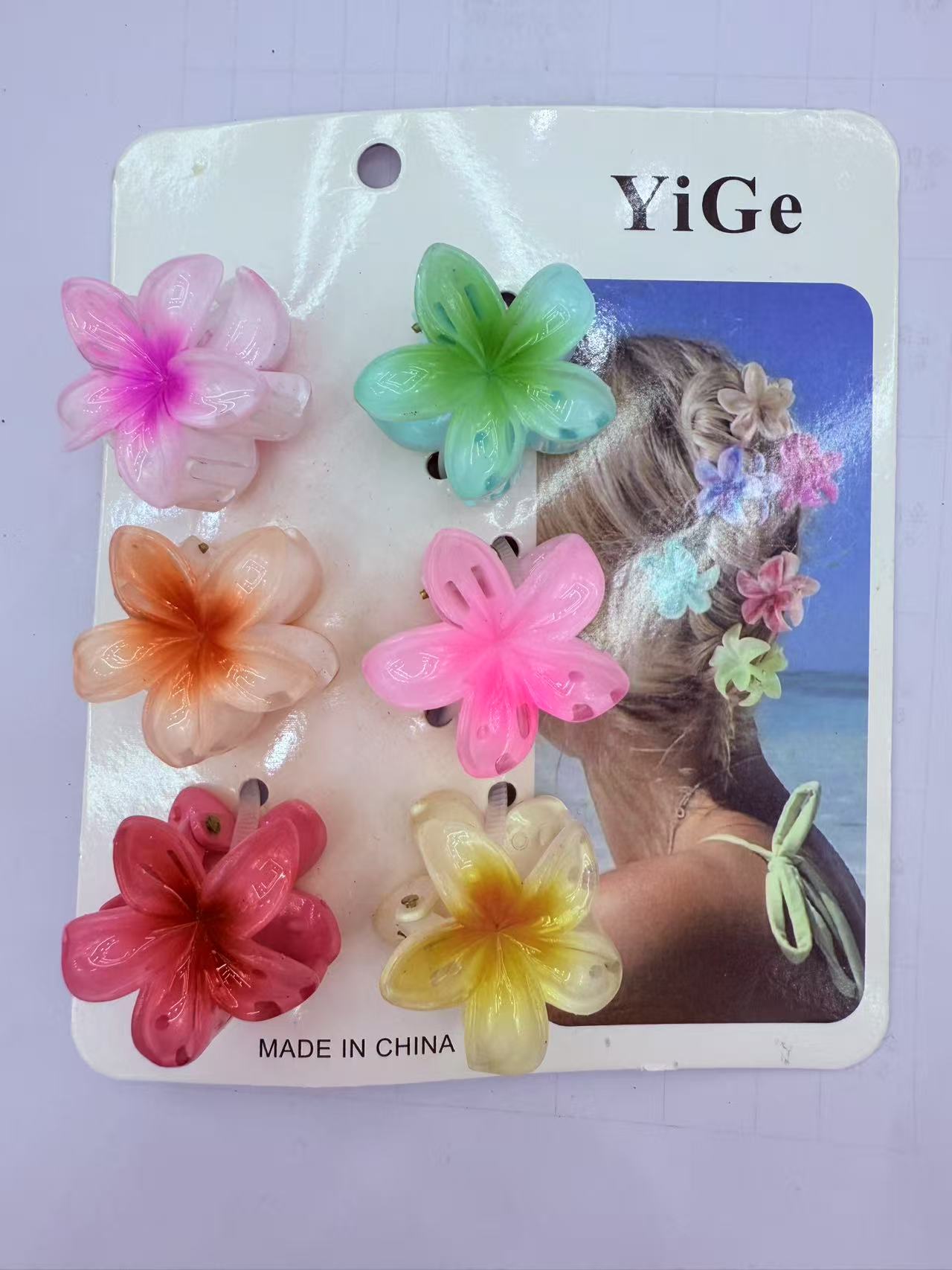 Acetic acid gripper hair clip is a simple and fashionable hair accessory. The large gripper is stable and won't damage your hair