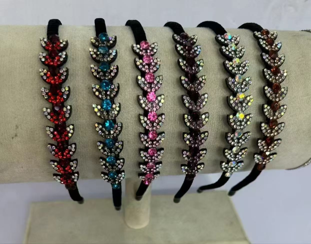 Pearl embroidered leather hair band, fashionable and simple headband, elegant and versatile pearl hair accessory details Picture