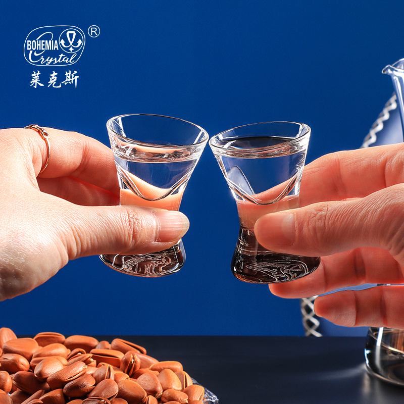 捷克进口高档一口杯酒具酒盅套装二两刻度分酒器中式水晶白酒杯白底实物图