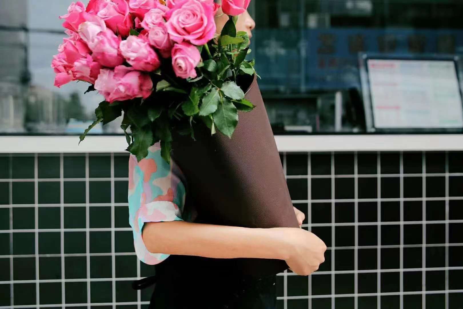 Thickened anti-drop flower bucket, fresh flower bucket, plastic practical flower arrangement bucket, flower shop decoration, flower material packaging, direct supply from the manufacturer Specification image
