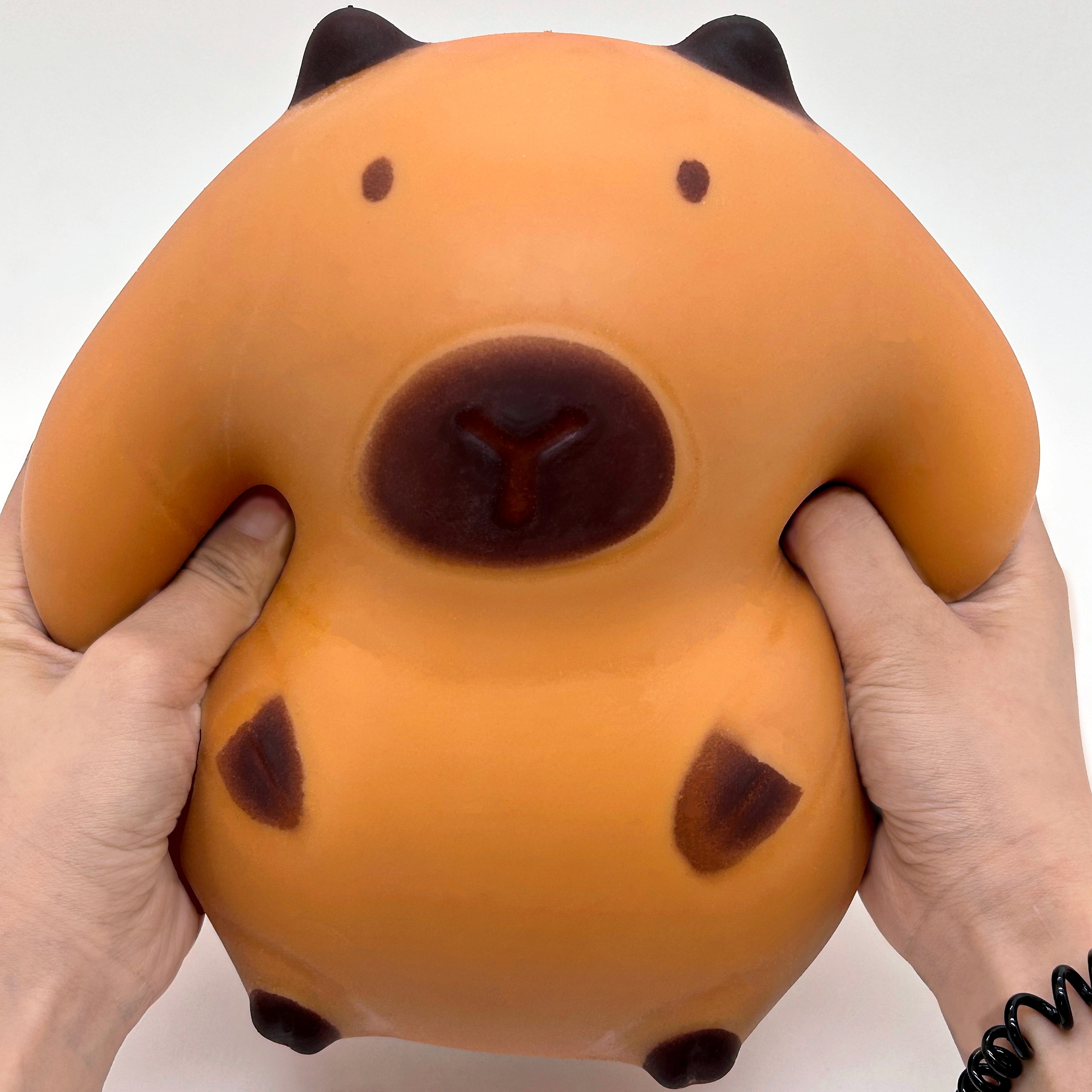 The popular internet-famous toy "Kabipala" is a stress-relieving toy. It's a huge fluid capybara toy for venting Application Scenario