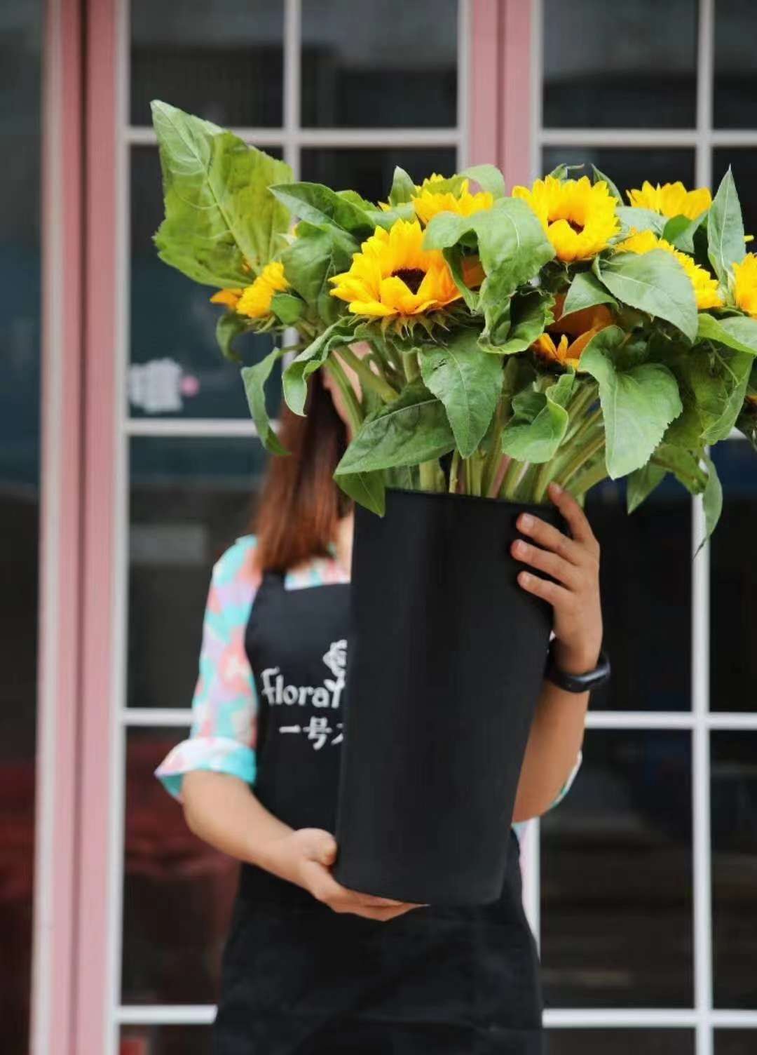 Thickened anti-drop flower bucket, fresh flower bucket, plastic practical flower arrangement bucket, flower shop decoration, flower material packaging, direct supply from the manufacturer Application Scenario