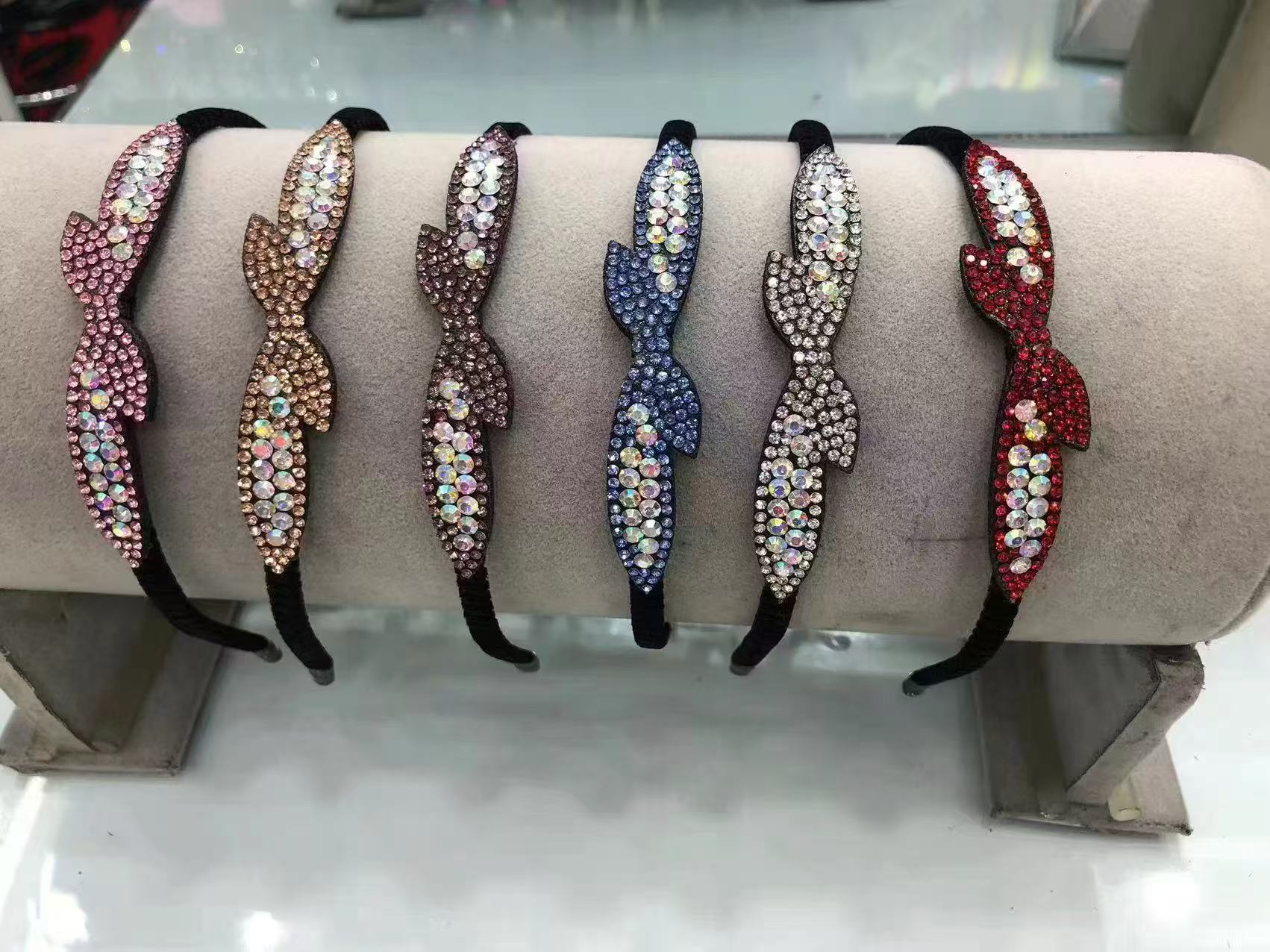 Embroidered pearl leather hair band, fashionable and versatile headband, simple and elegant pearl hair accessory, ladies' hair band details Picture