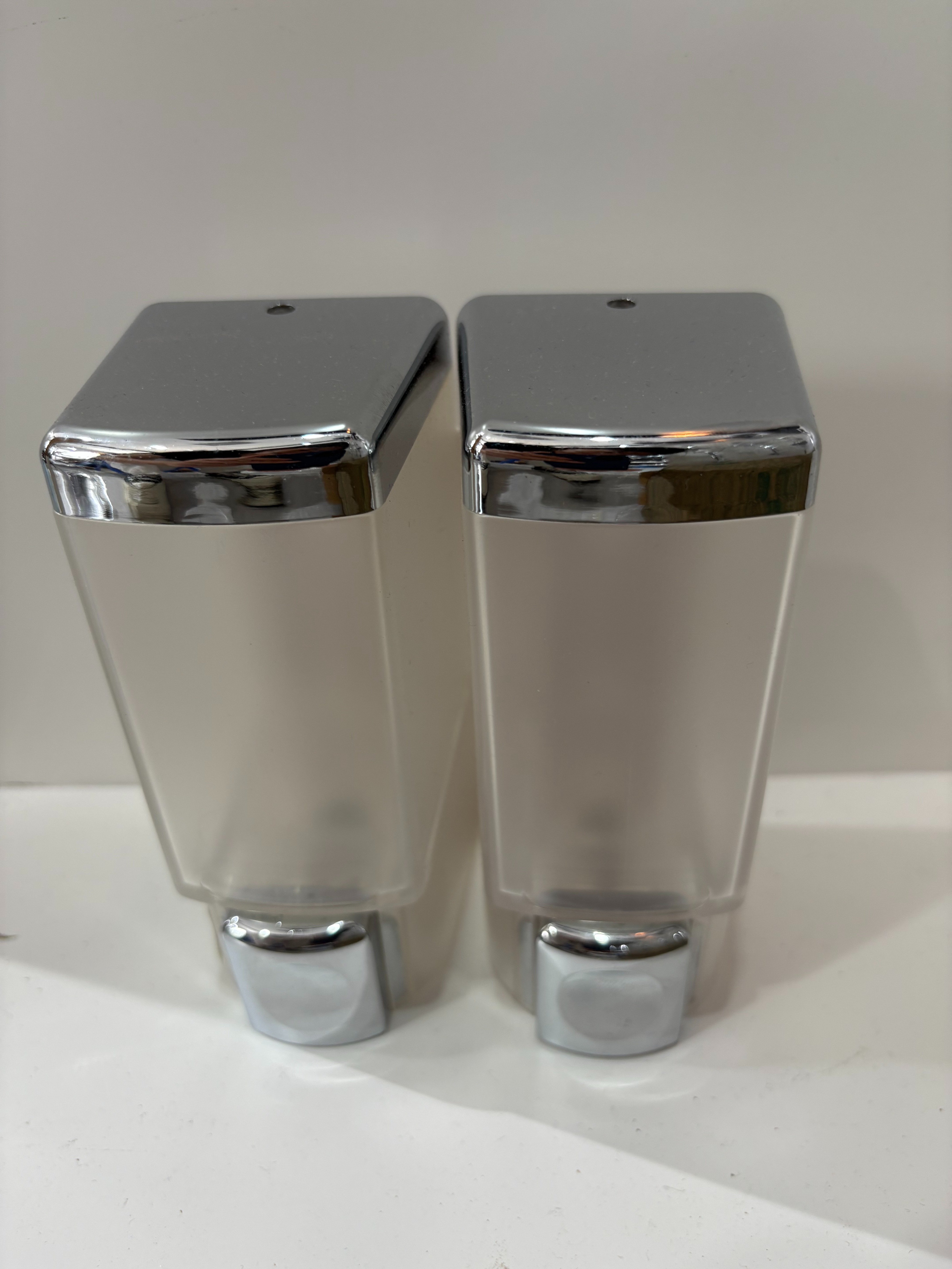 The wall-mounted double-box soap dispenser for hotels and guesthouses can be used to dispense shampoo and body wash into bottles by pressing details Picture