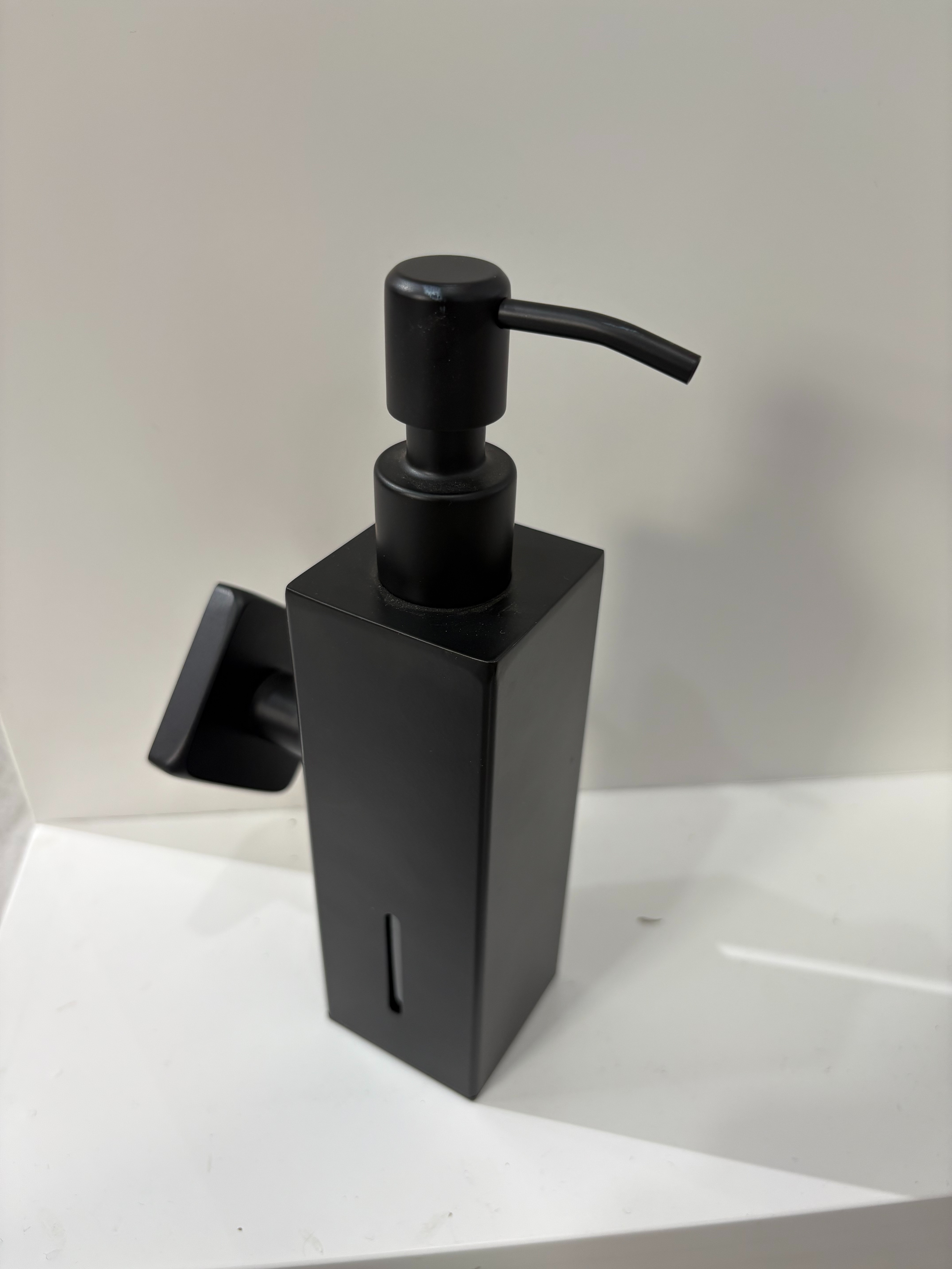 Hotel shampoo, body wash, bottle filling, press lotion, squeeze hand sanitizer, manual stainless steel sink soap dispenser Application Scenario