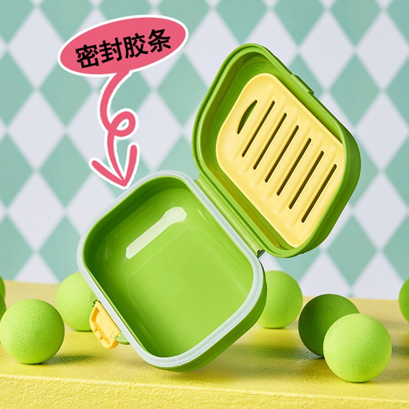 M80-8819 Creative flip-top soap box with a lid, portable and draining soap box for student dormitories Application Scenario
