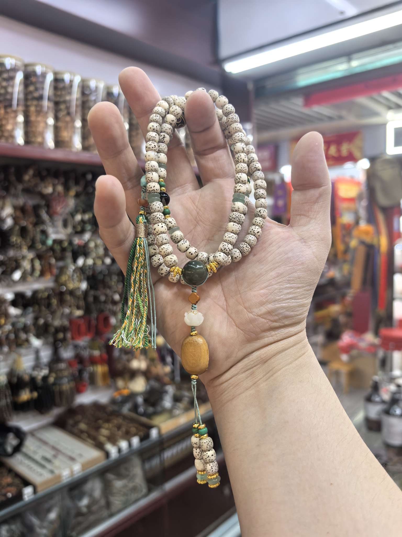 The Star and Moon Bodhi necklace is a fashionable and simple accessory. It is an ideal choice for gifting and exudes a fresh and elegant charm Application Scenario