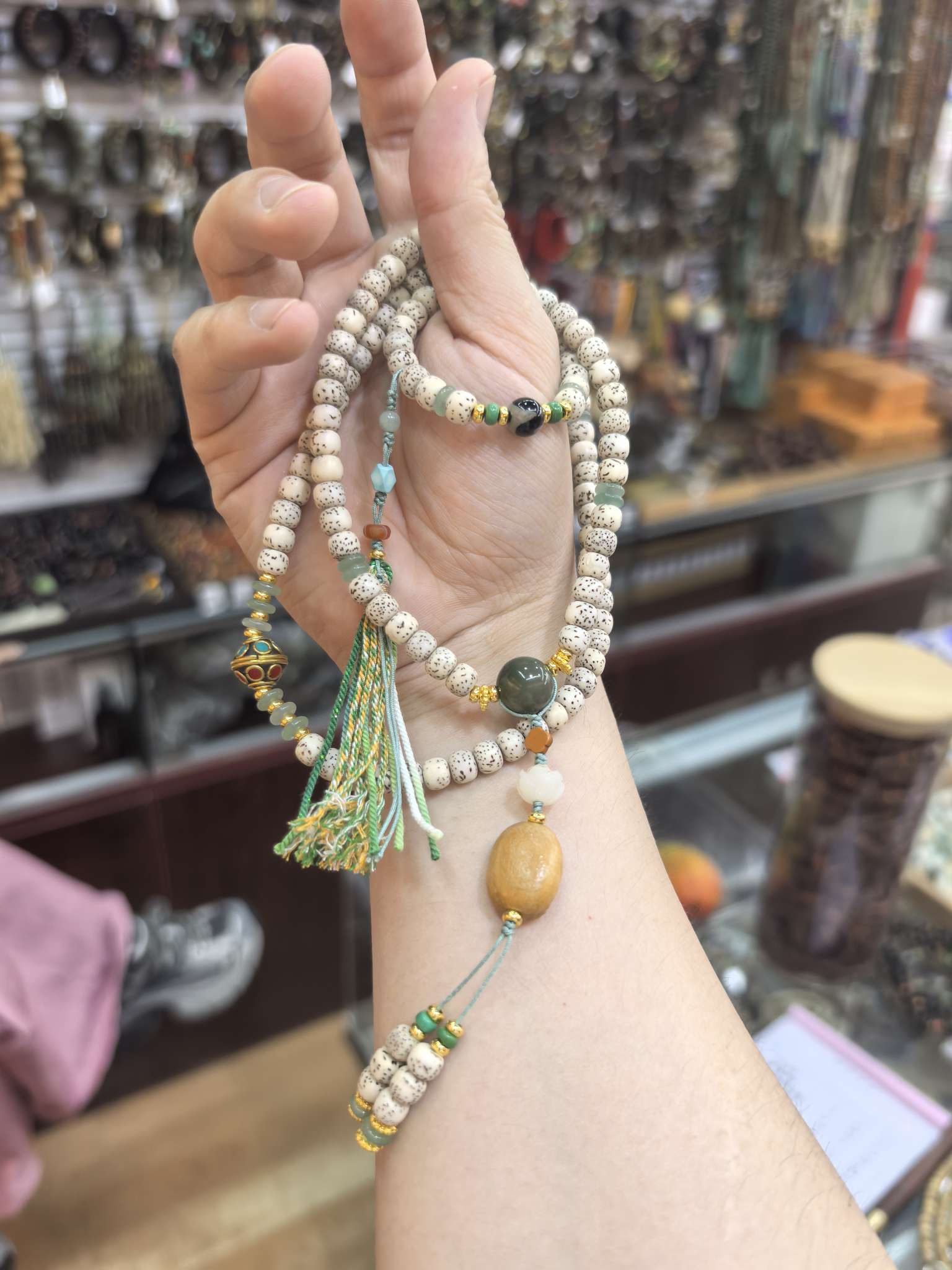 The Star and Moon Bodhi necklace is a fashionable and simple accessory. It is an ideal choice for gifting and exudes a fresh and elegant charm Item Picture