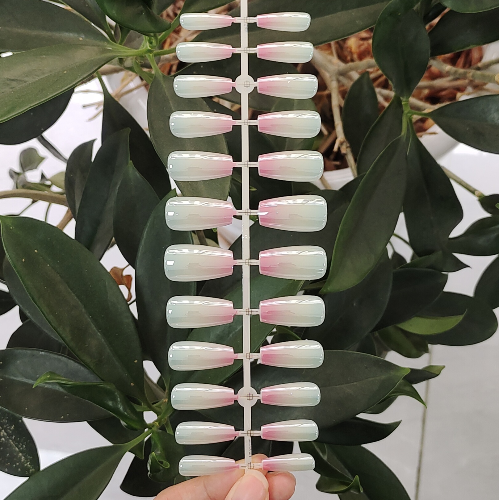 24 PCS PRESS ON NAIL TIPS MEDIUM COFFIN SHAPE PINK AND BLUE SHADING AND electroplating STYLE full figure