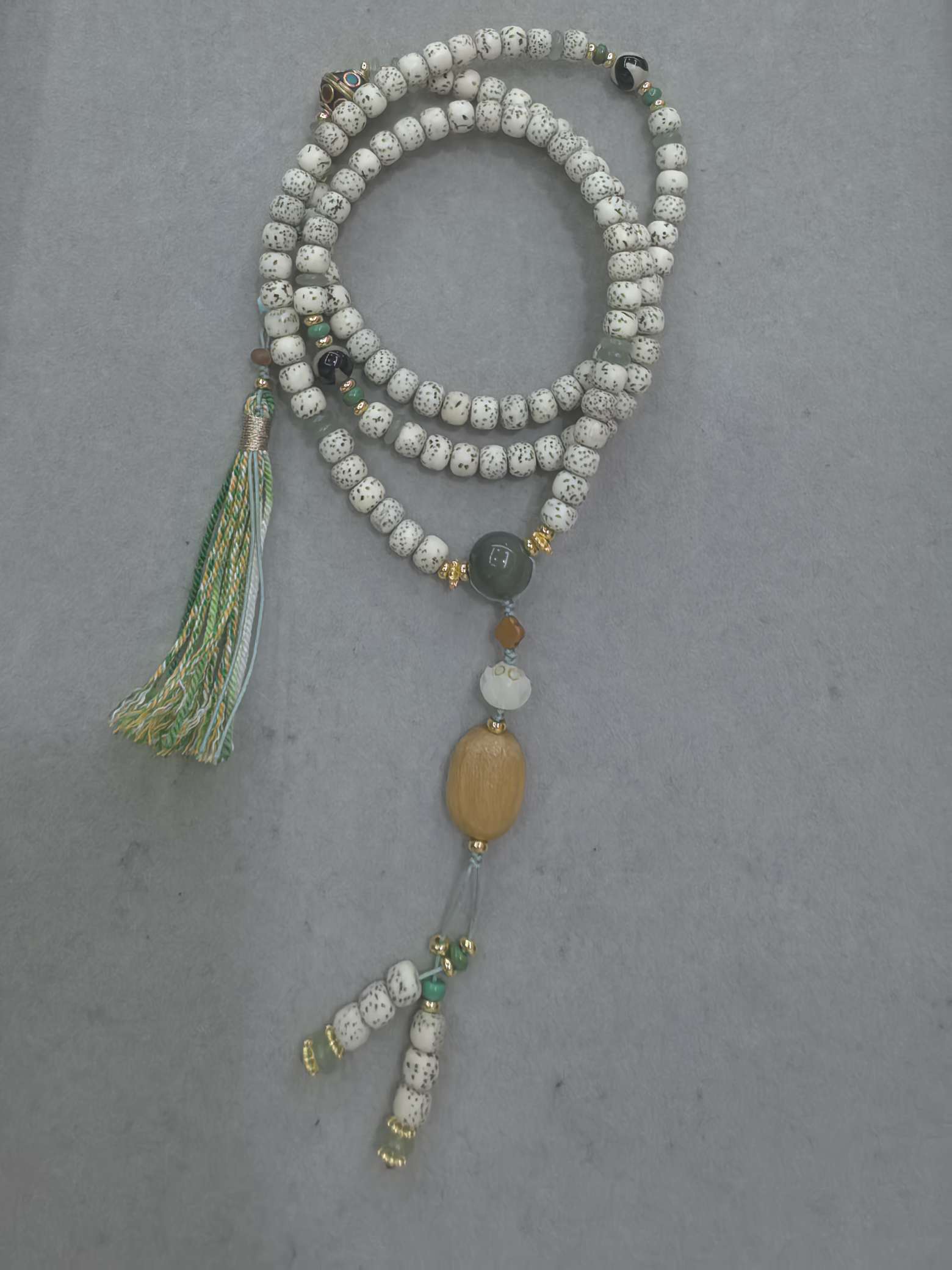 The Star and Moon Bodhi necklace is a fashionable and simple accessory. It is an ideal choice for gifting and exudes a fresh and elegant charm