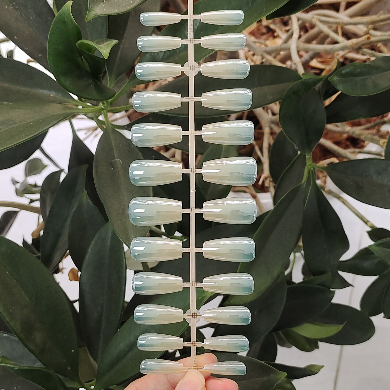 24 PCS PRESS ON NAIL TIPS MEDIUM COFFIN SHAPE BLUE AND YELLOW SHADING AND electroplating STYLE full figure