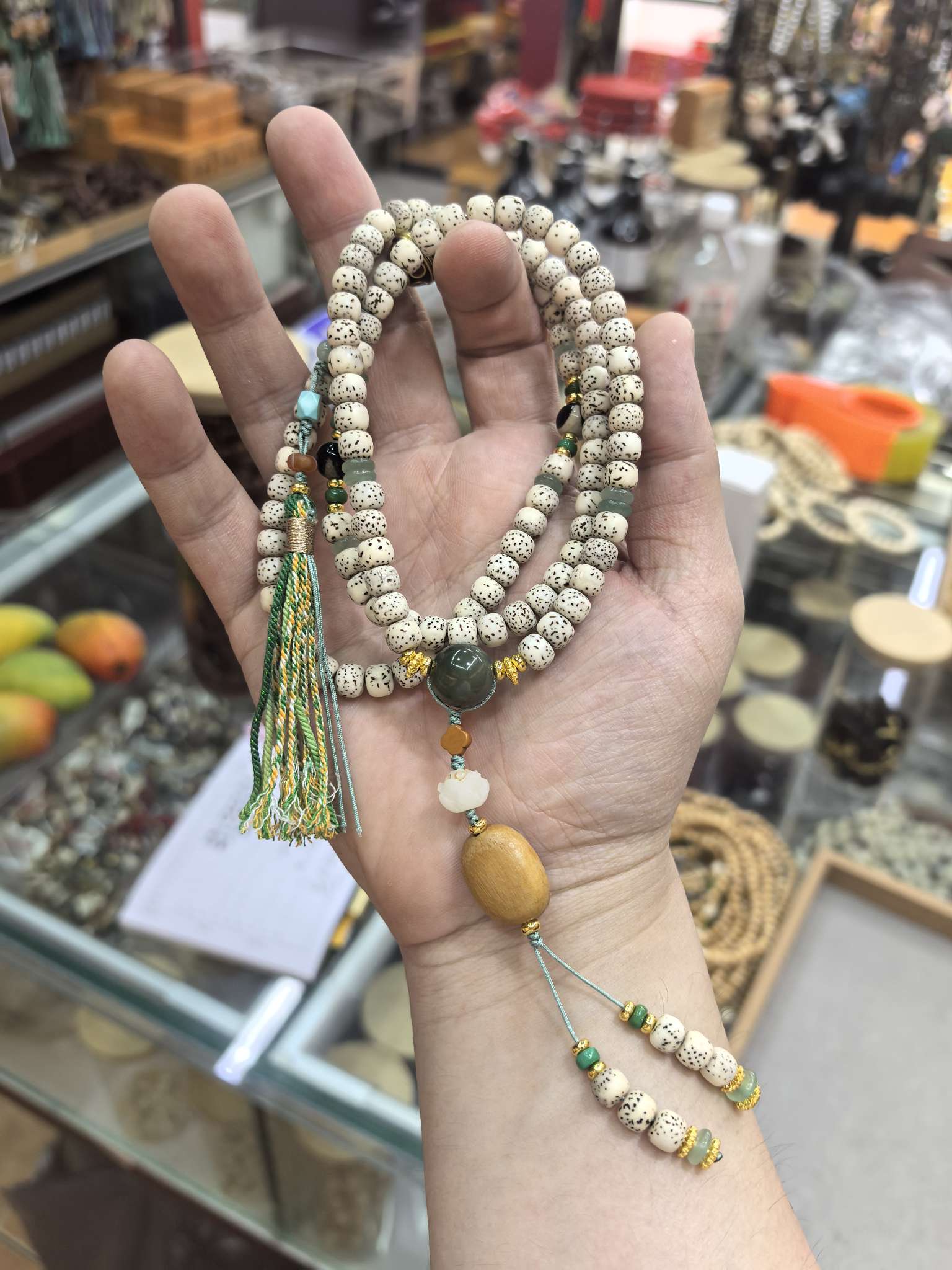 The Star and Moon Bodhi necklace is a fashionable and simple accessory. It is an ideal choice for gifting and exudes a fresh and elegant charm details Picture