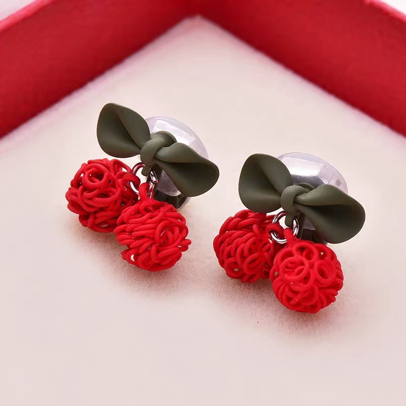 Rojo cereza earpin arco pendientes para mujeres