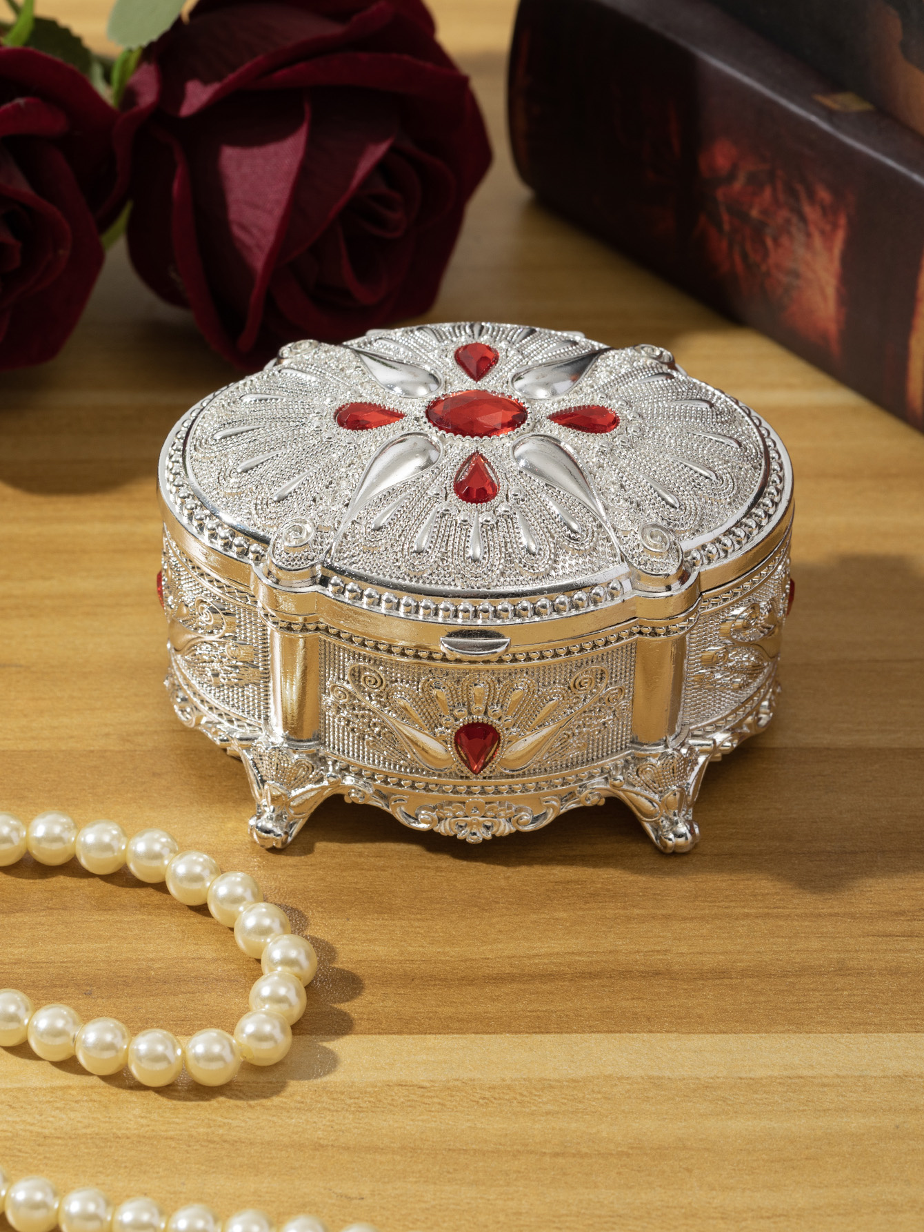 This retro and exquisite zinc alloy jewelry box features a European-style carved and ruby-inlaid round storage box with a foot design for storing jewelry. It is an excellent choice for Valentine's Day, commemorative days, home decoration, and as a gift details Picture
