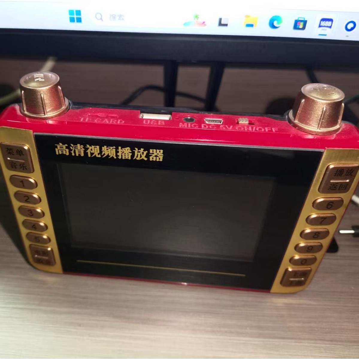 High-definition portable video player, video amplifier, movie player, home DVD player, elderly entertainment player full figure