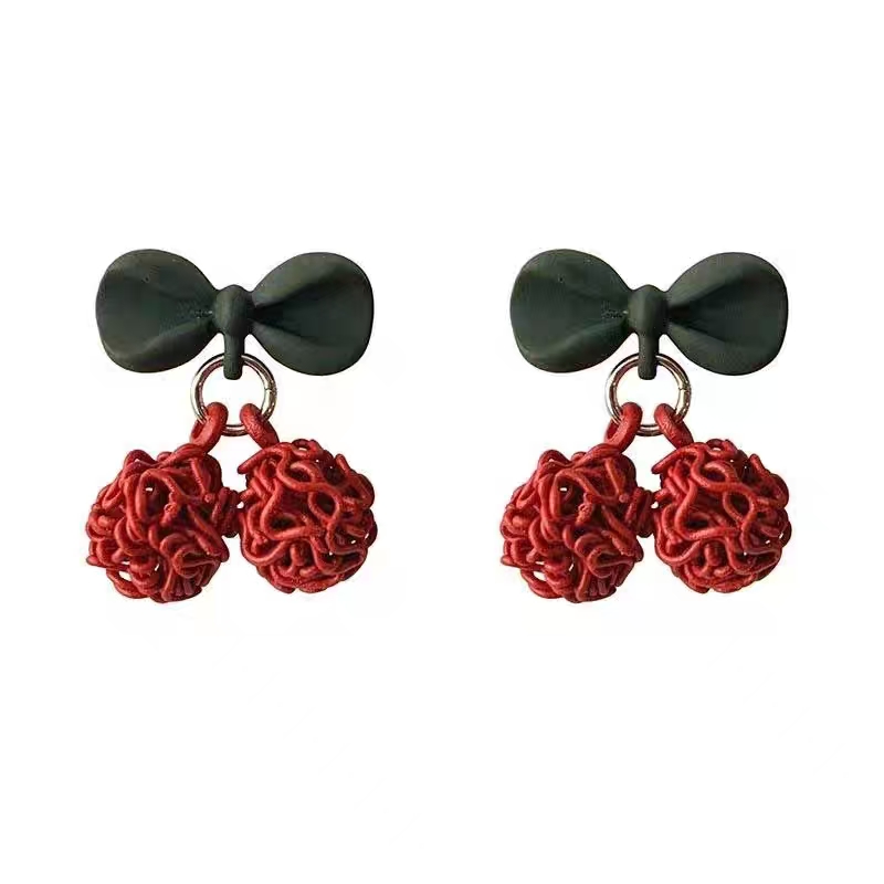 Rojo cereza earpin arco pendientes para mujeres Application Scenario