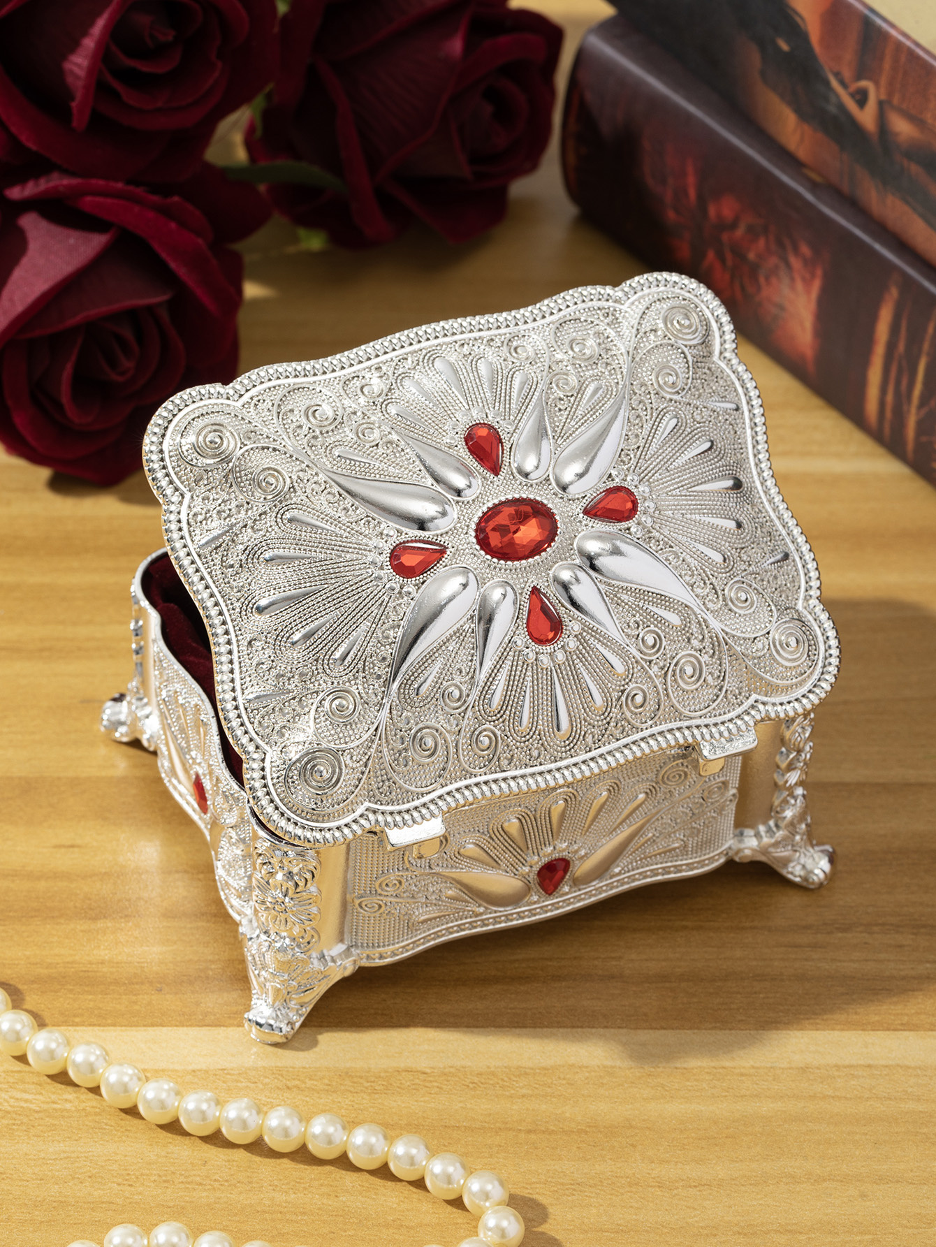 European-style creative retro jewelry box, jewelry box, high-end metal princess metal accessories Specification image