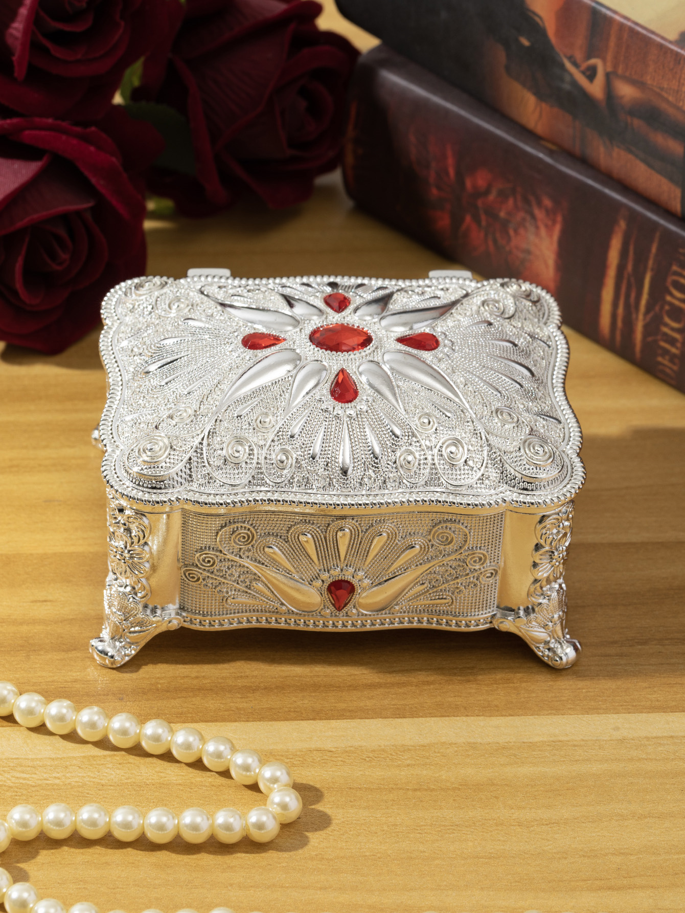 European-style creative retro jewelry box, jewelry box, high-end metal princess metal accessories details Picture