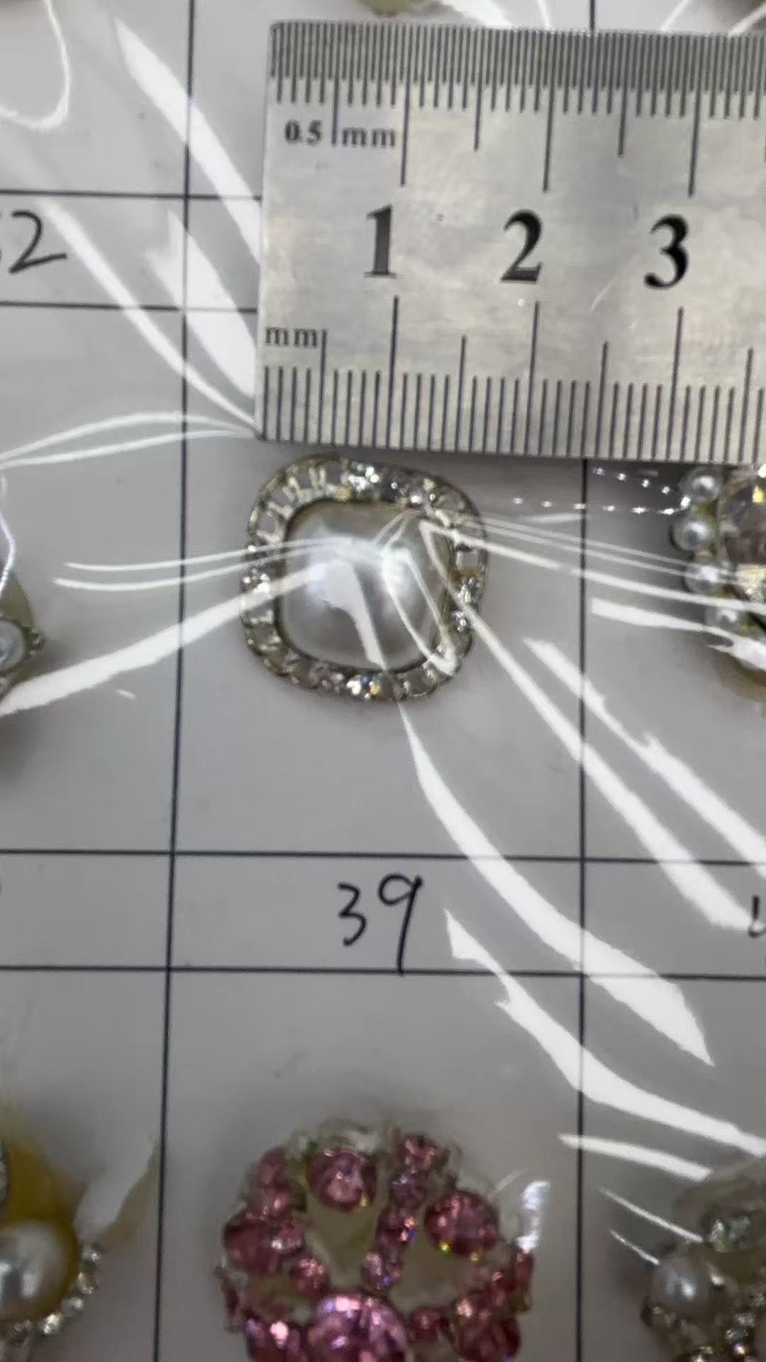 饰品挂件亚克力纽扣特色饰品配件产品图