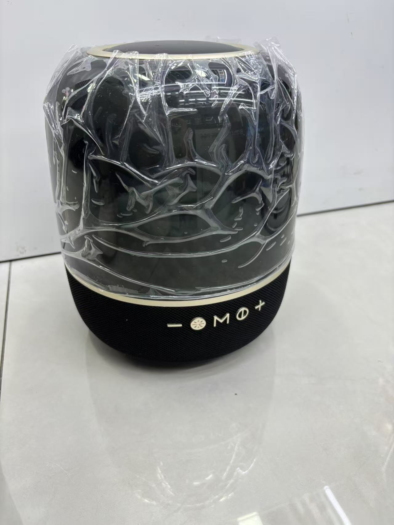 High-fidelity Bluetooth speaker with ultra-long battery life and powerful bass details Picture
