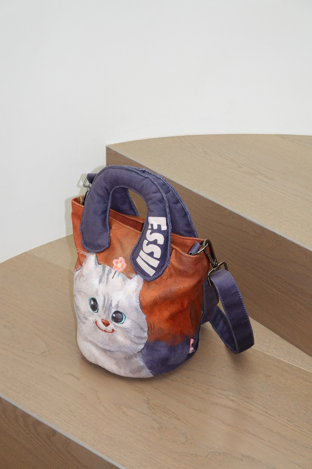 完美款脏脏包插画联名可爱卡通猫狗时尚单肩斜跨便携马蹄桶包战术详情2