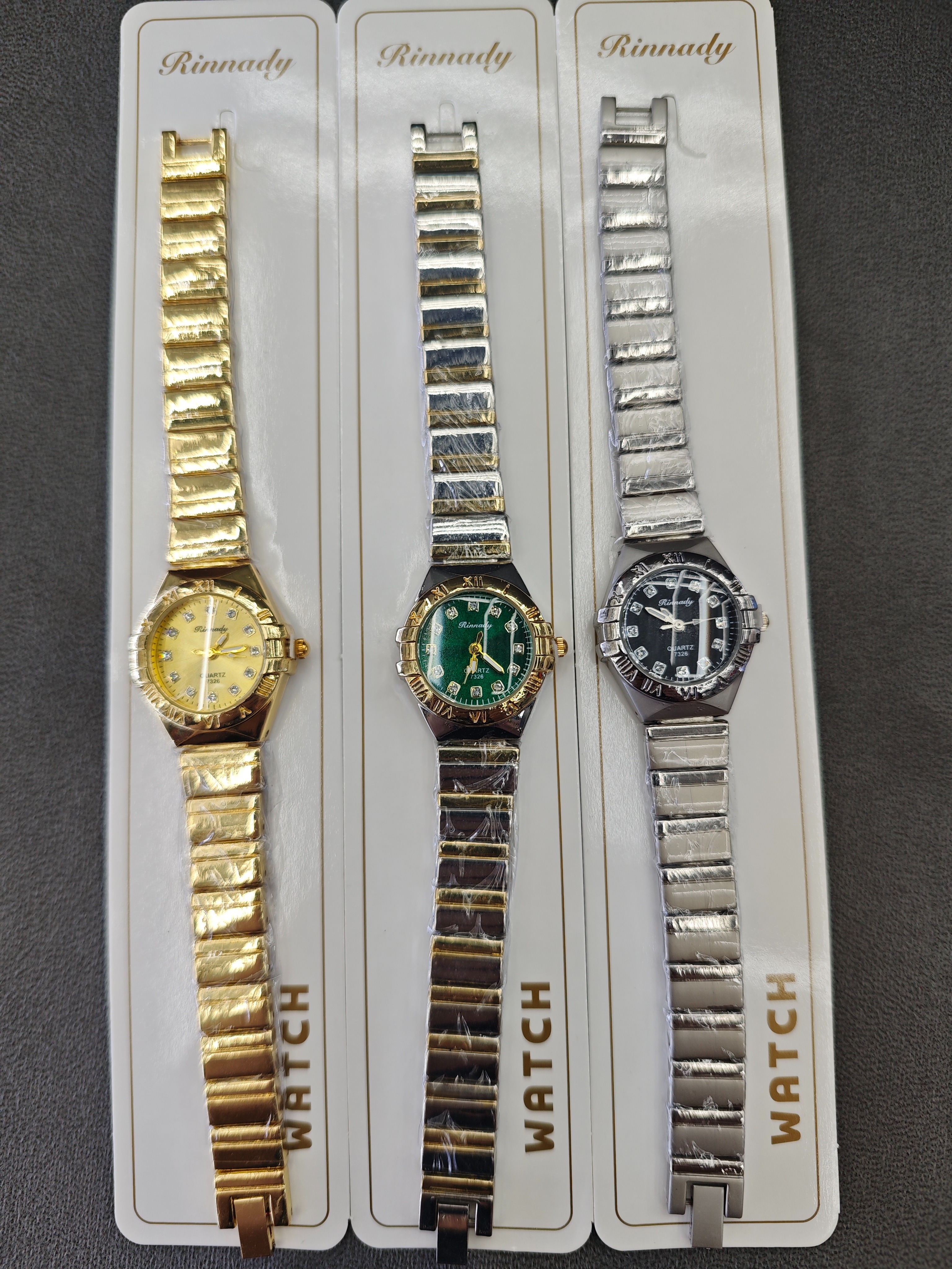 Watch manufacturer's diamond-encrusted gold, silver and quartz watches, waterproof for daily life, fashionable and trendy, classic design, couple clothing and accessory watches 6 full figure
