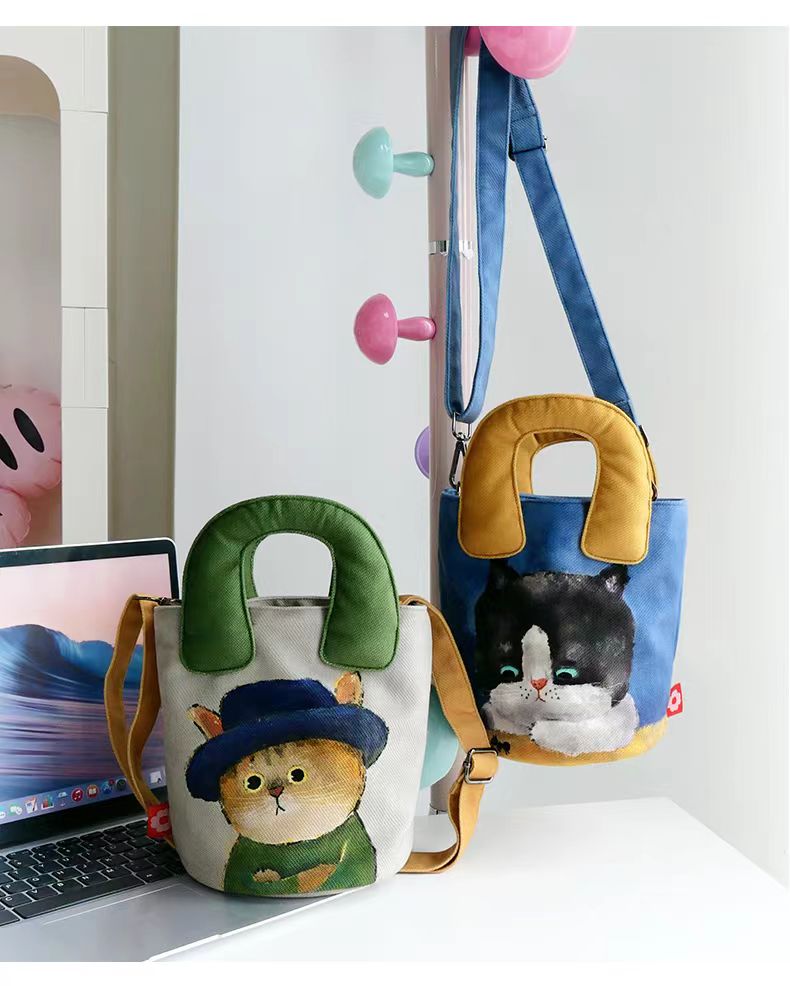 完美款脏脏包插画联名可爱卡通猫狗时尚单肩斜跨便携马蹄桶包战术详情1