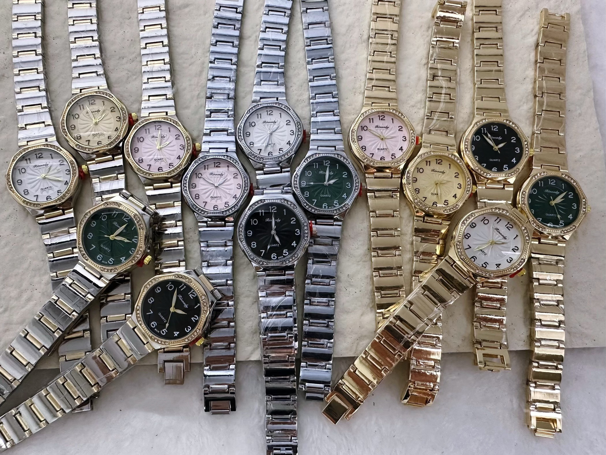 Watch manufacturer's diamond-encrusted gold, silver and quartz watches, waterproof for daily life, fashionable and trendy, classic design, couple clothing and accessory watches 3 details Picture