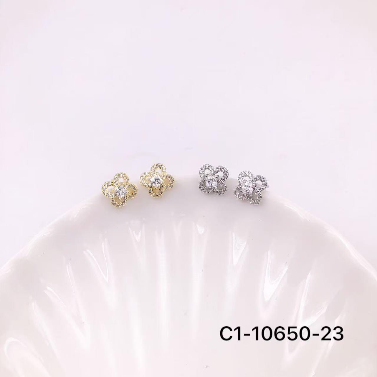 Xuhui brand exquisite and light luxury copper plated with real gold and set with zircon 925 silver needle four-leaf clover design fashionable stud earrings Specification drawing
