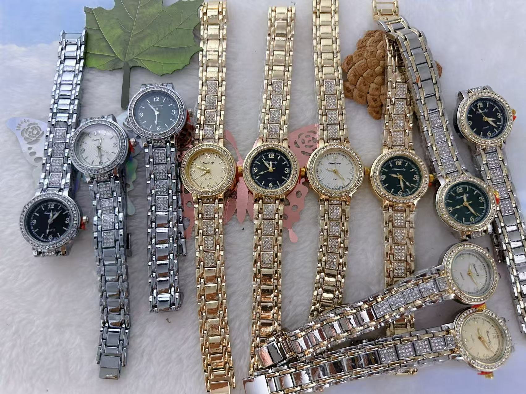 Watch manufacturer's diamond-encrusted gold, silver and quartz watches, waterproof for daily life, fashionable and trendy, classic design, couple clothing and accessory watches 8 details Picture