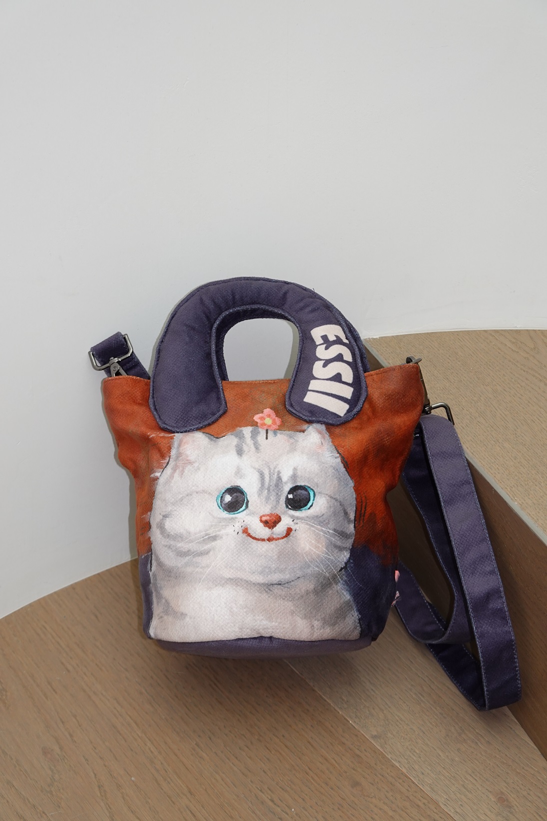 完美款脏脏包插画联名可爱卡通猫狗时尚单肩斜跨便携马蹄桶包战术