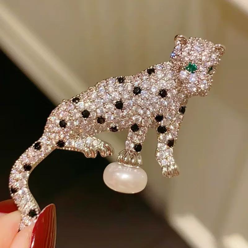 High-end natural freshwater pearl and zirconium leopard brooch with real gold electroplating Application Scenario