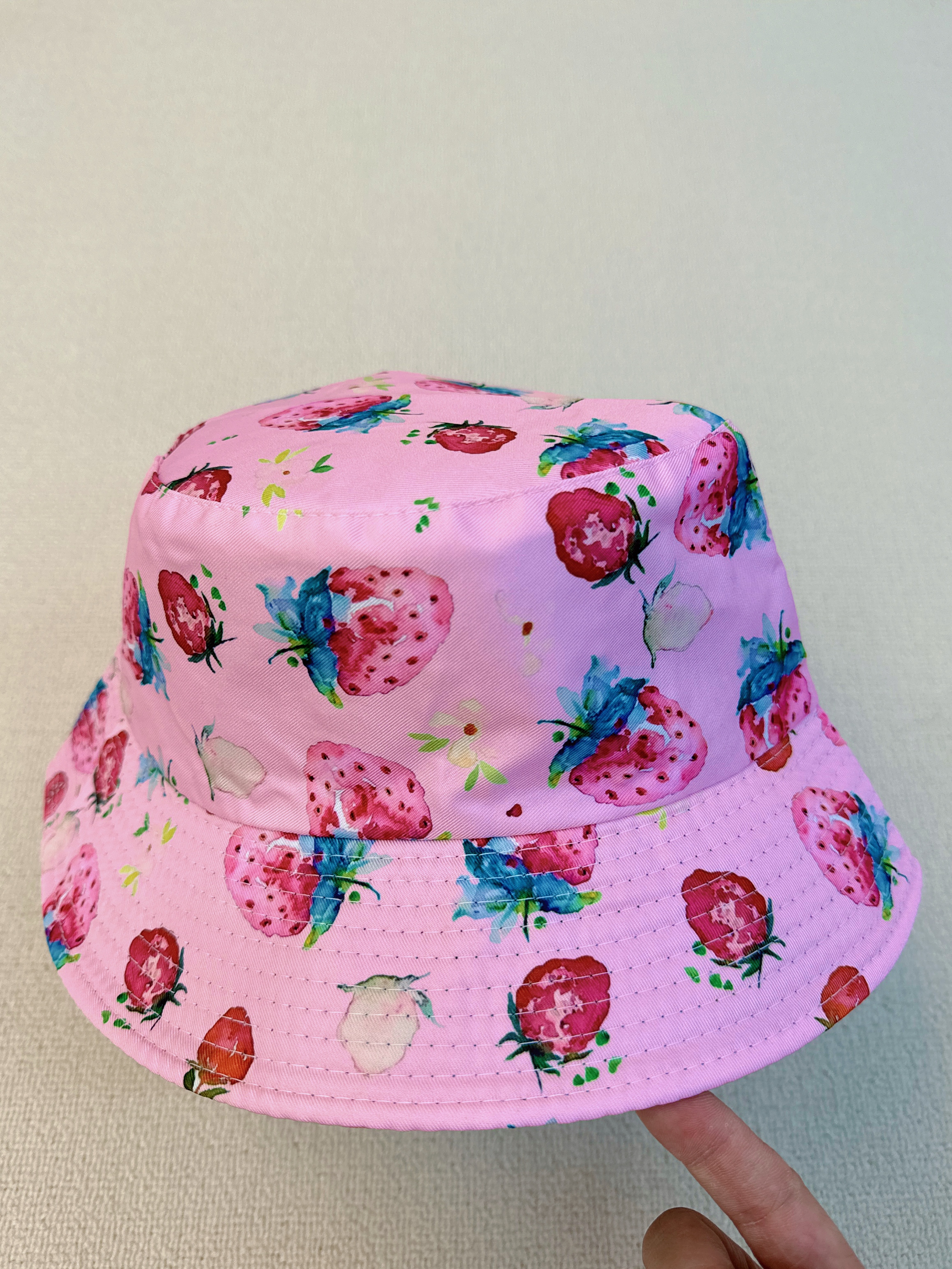 Spring and summer new fruit strawberry cute cartoon, unisex, fashionable and versatile, double-sided fisherman's hat, outdoor sun protection and shade, cool and portable hat, adult style full figure